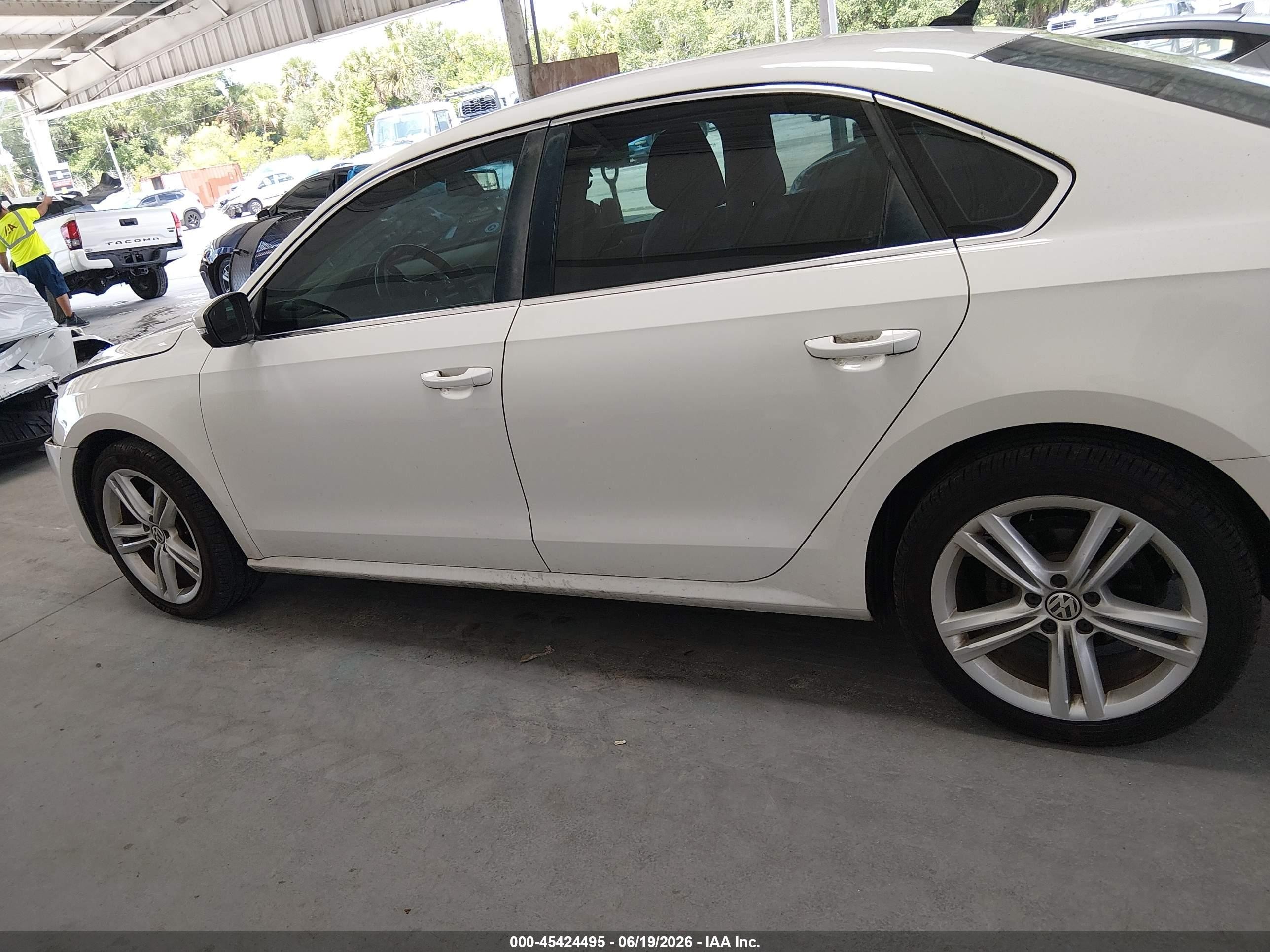 2014 Volkswagen Passat 2.0l Tdi Se White vin: 1VWBN7A3XEC052802