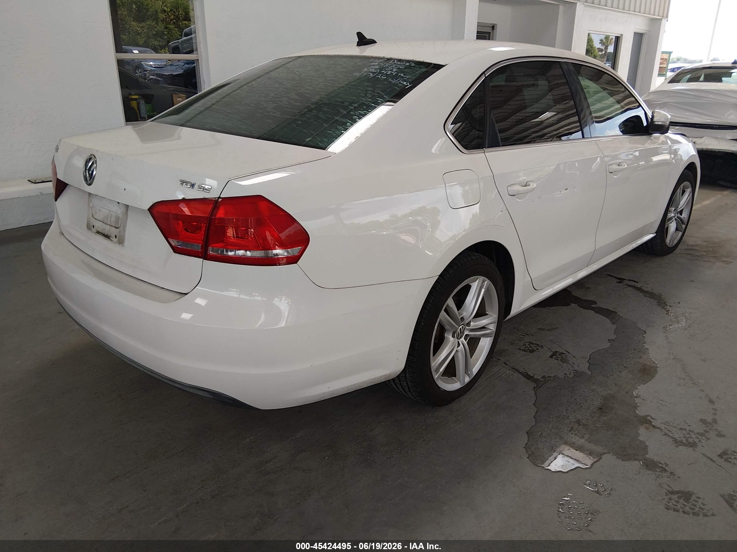 2014 Volkswagen Passat 2.0l Tdi Se White vin: 1VWBN7A3XEC052802