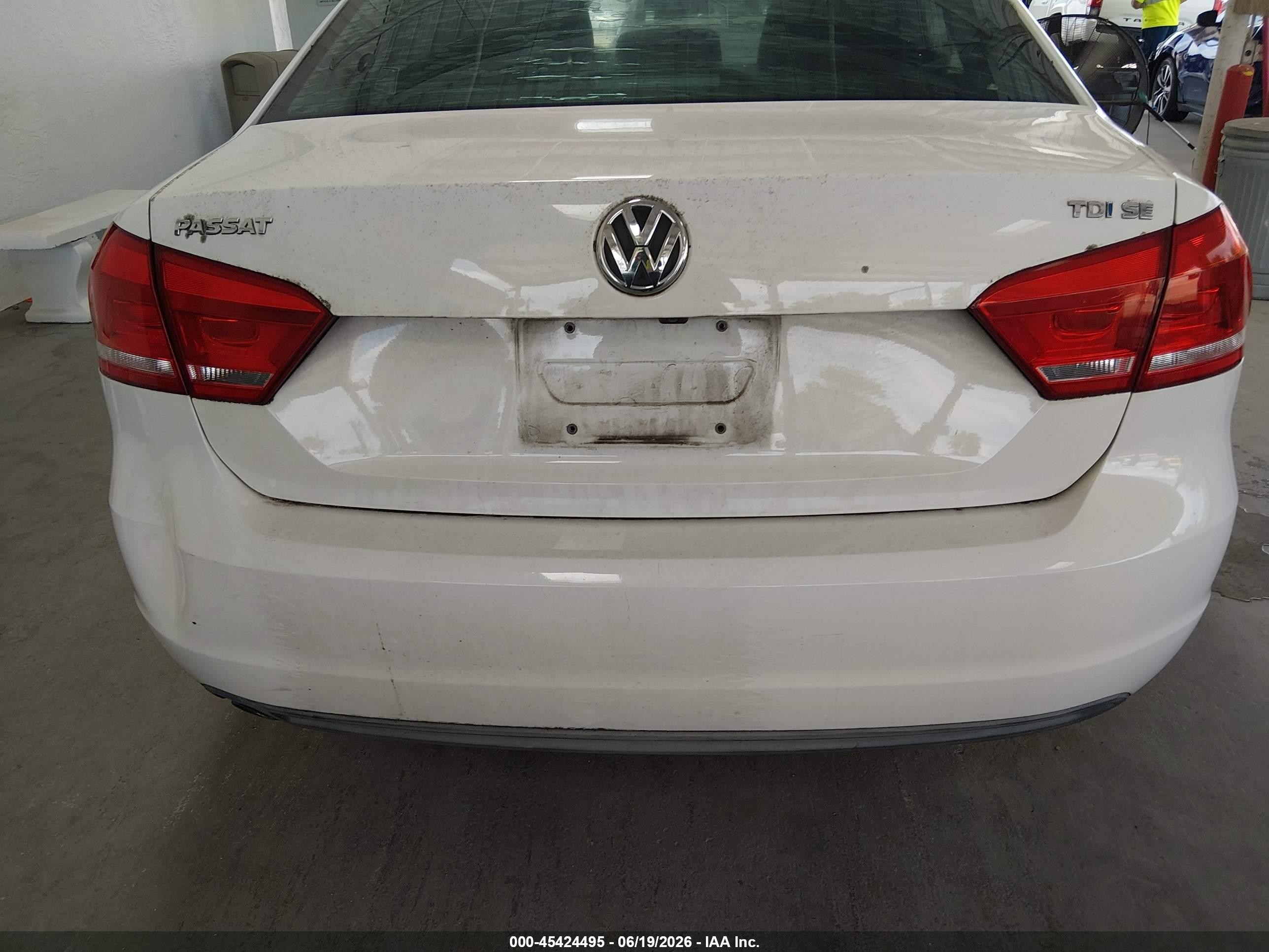 2014 Volkswagen Passat 2.0l Tdi Se White vin: 1VWBN7A3XEC052802