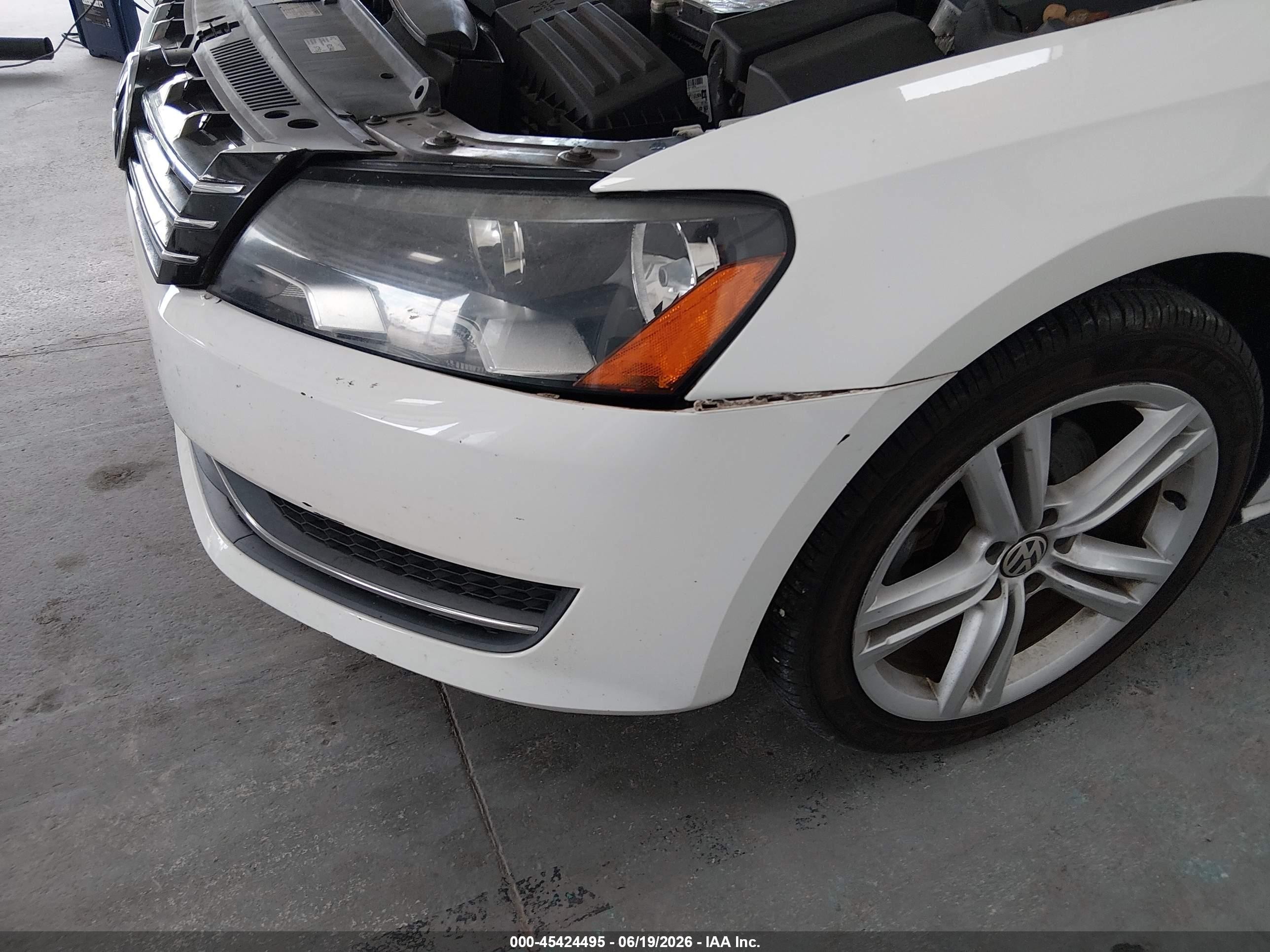 2014 Volkswagen Passat 2.0l Tdi Se White vin: 1VWBN7A3XEC052802