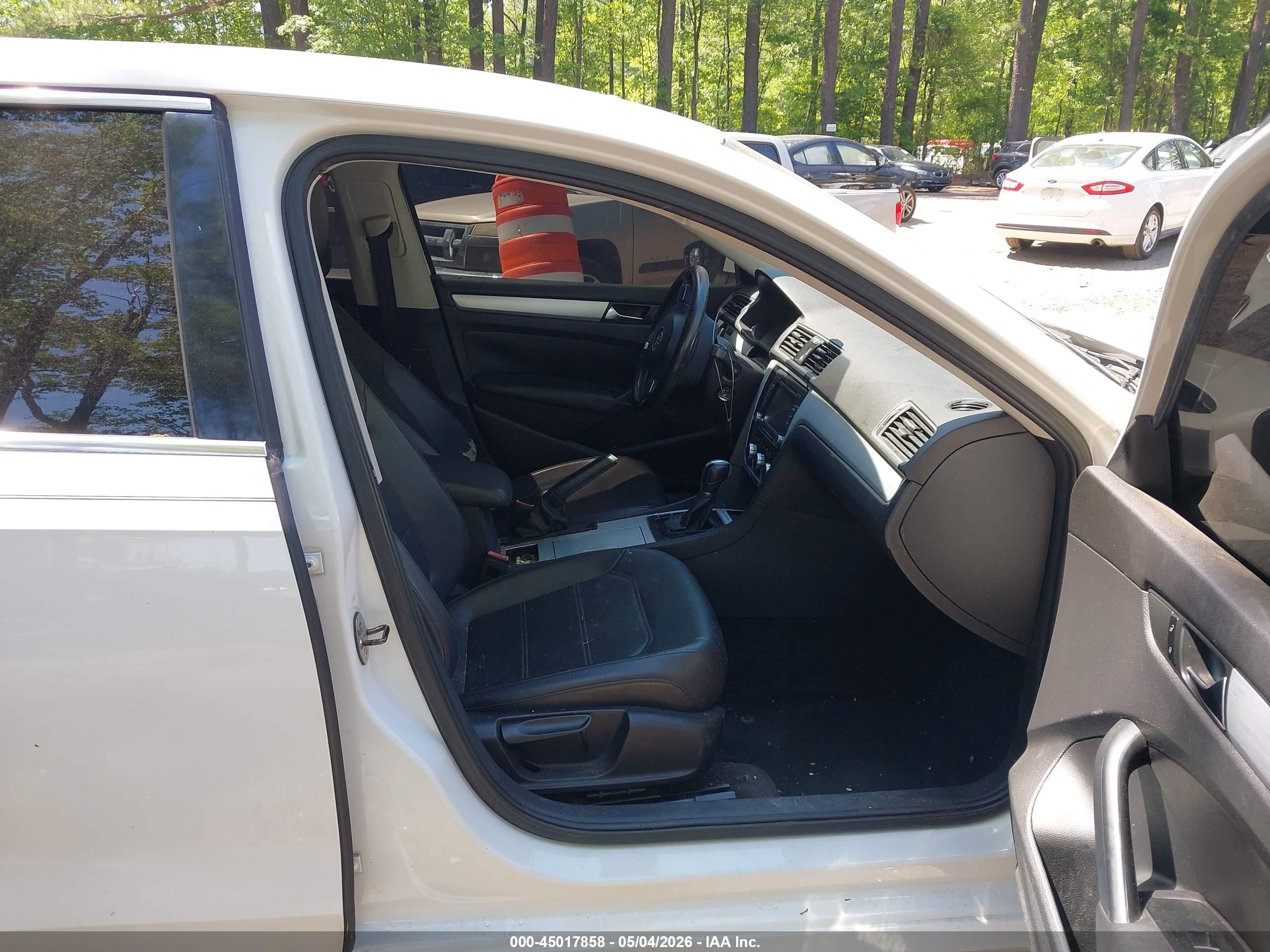 2012 Volkswagen Passat 2.5l Se White vin: 1VWBP7A30CC013160