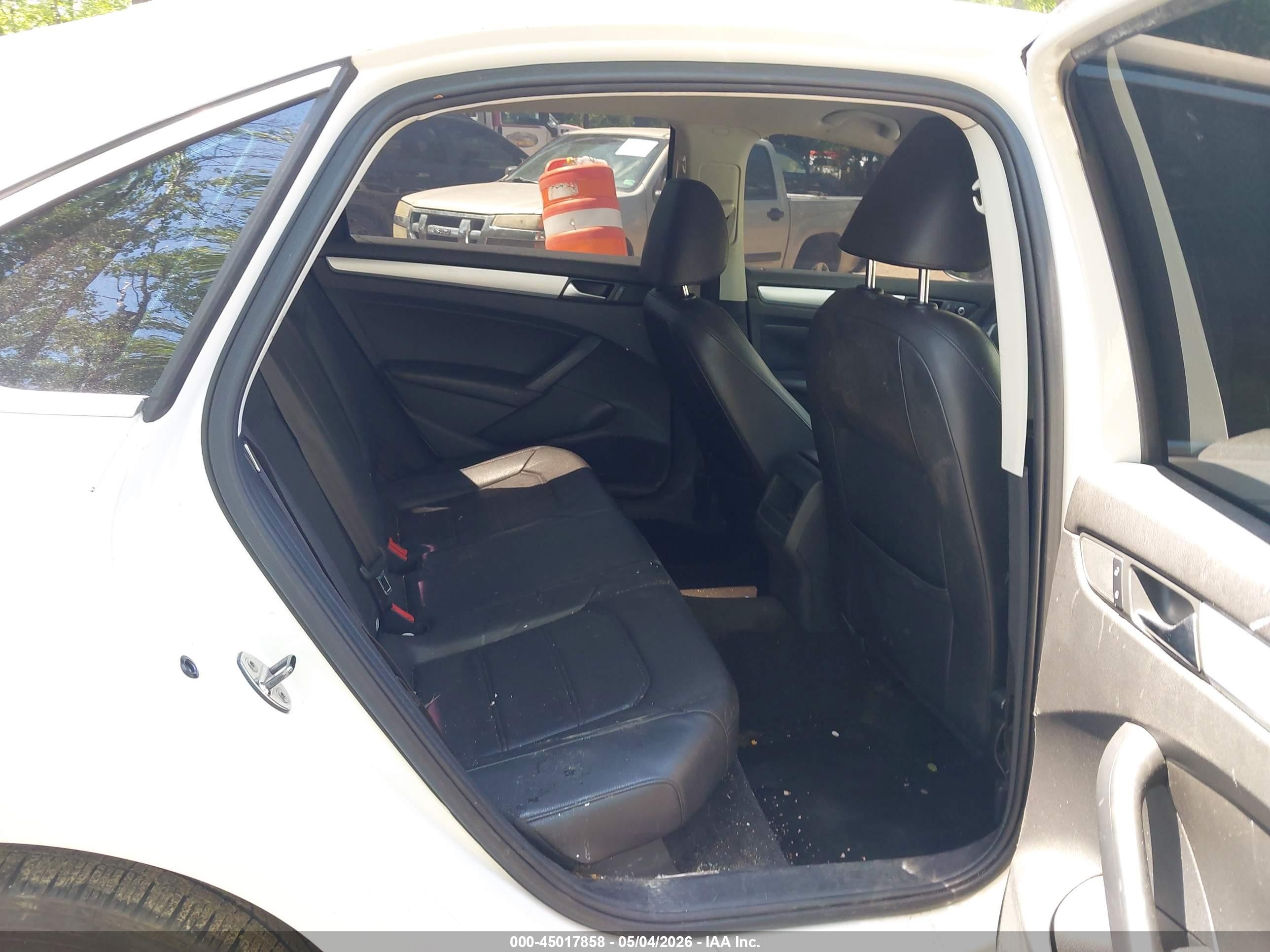 2012 Volkswagen Passat 2.5l Se White vin: 1VWBP7A30CC013160