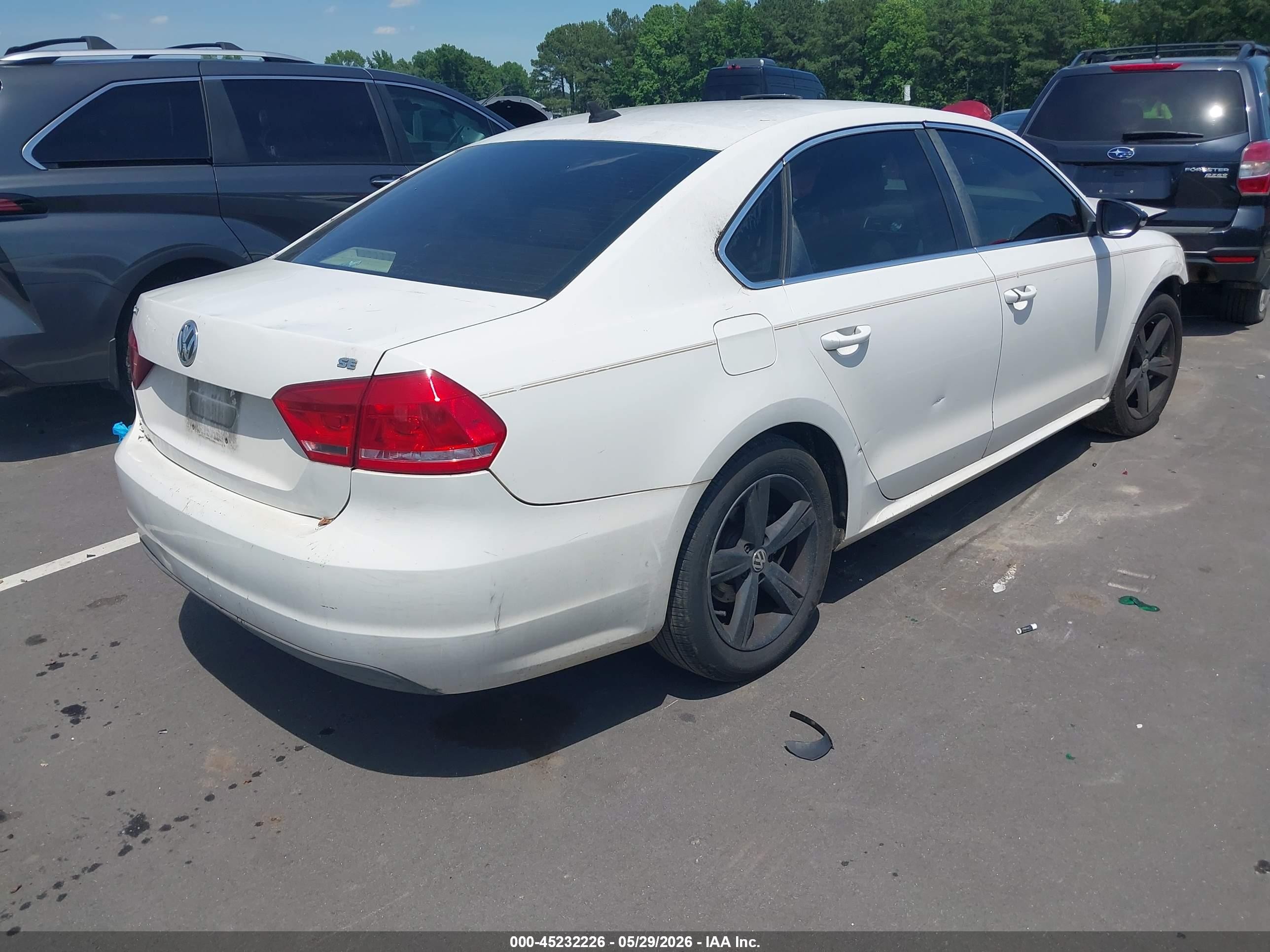 2012 Volkswagen Passat 2.5l Se White vin: 1VWBP7A30CC050211