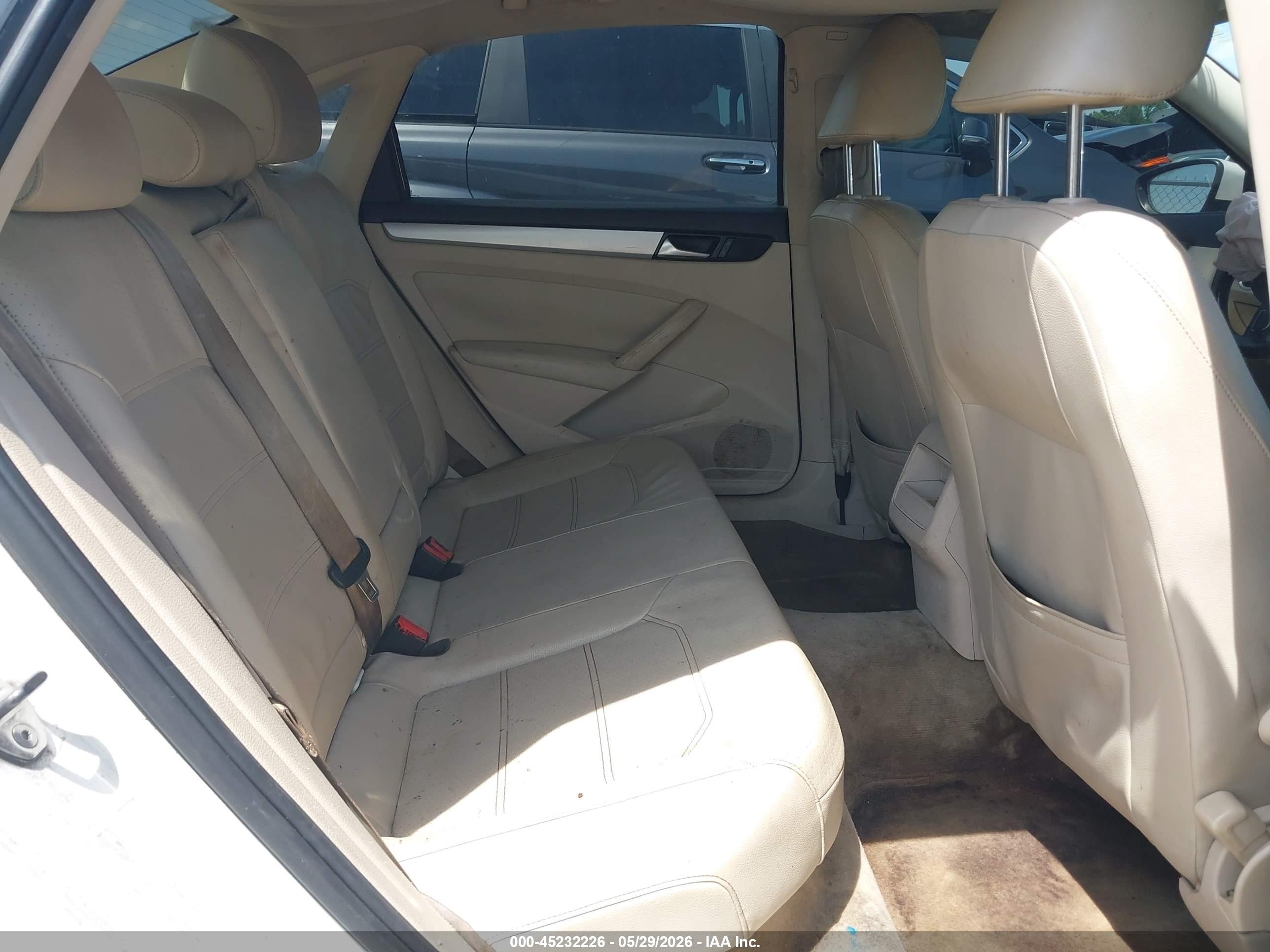 2012 Volkswagen Passat 2.5l Se White vin: 1VWBP7A30CC050211