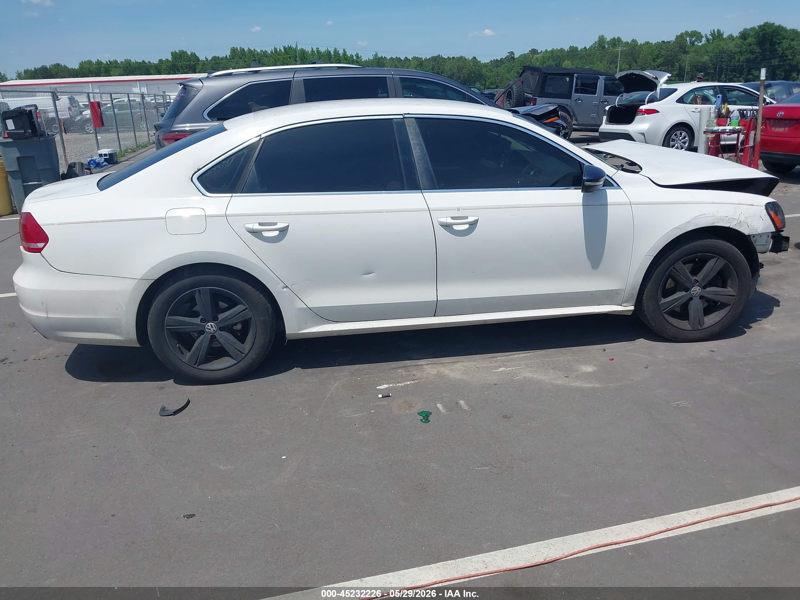 2012 Volkswagen Passat 2.5l Se White vin: 1VWBP7A30CC050211
