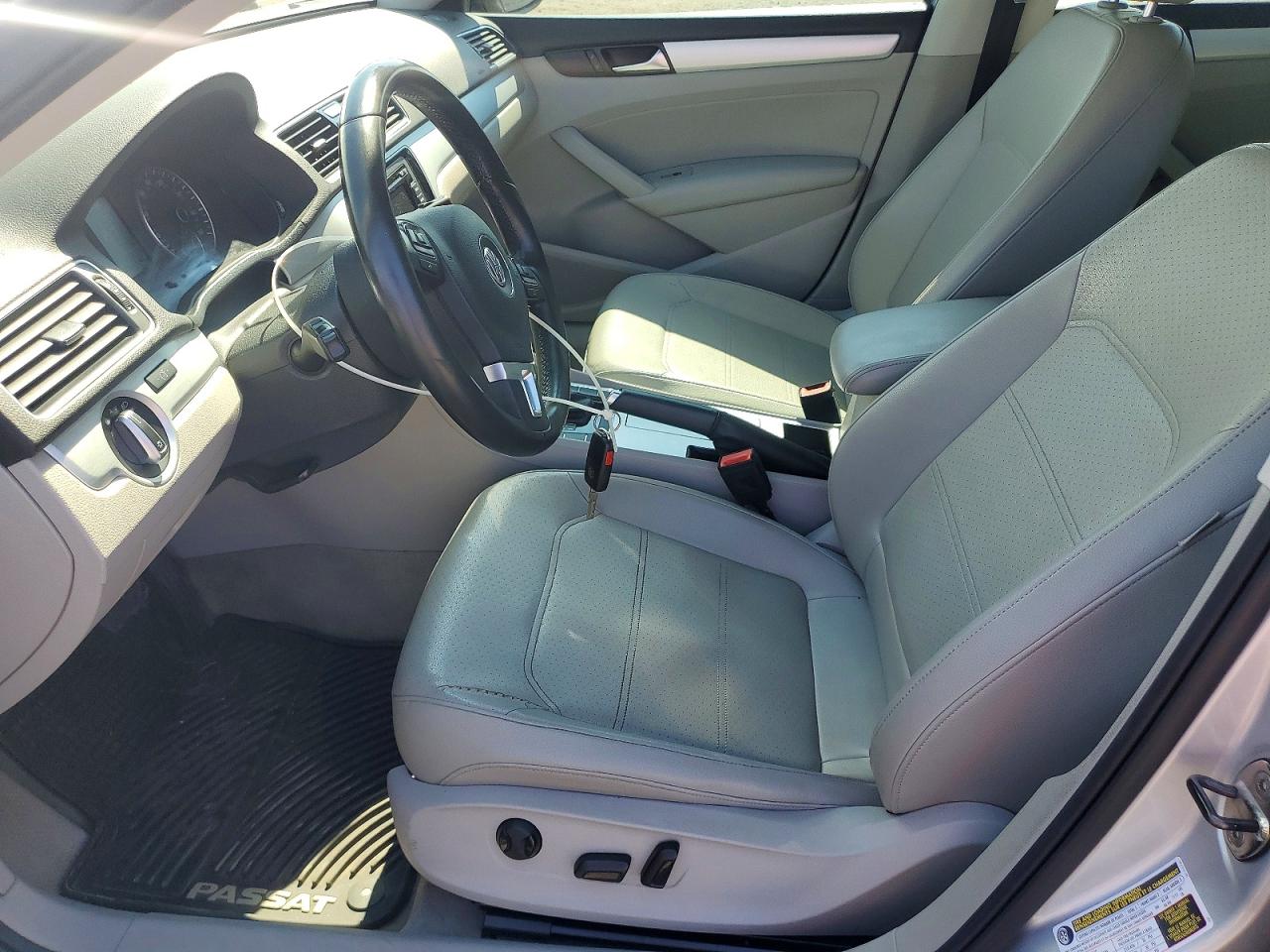 2012 Volkswagen Passat Se Silver vin: 1VWBP7A30CC073102