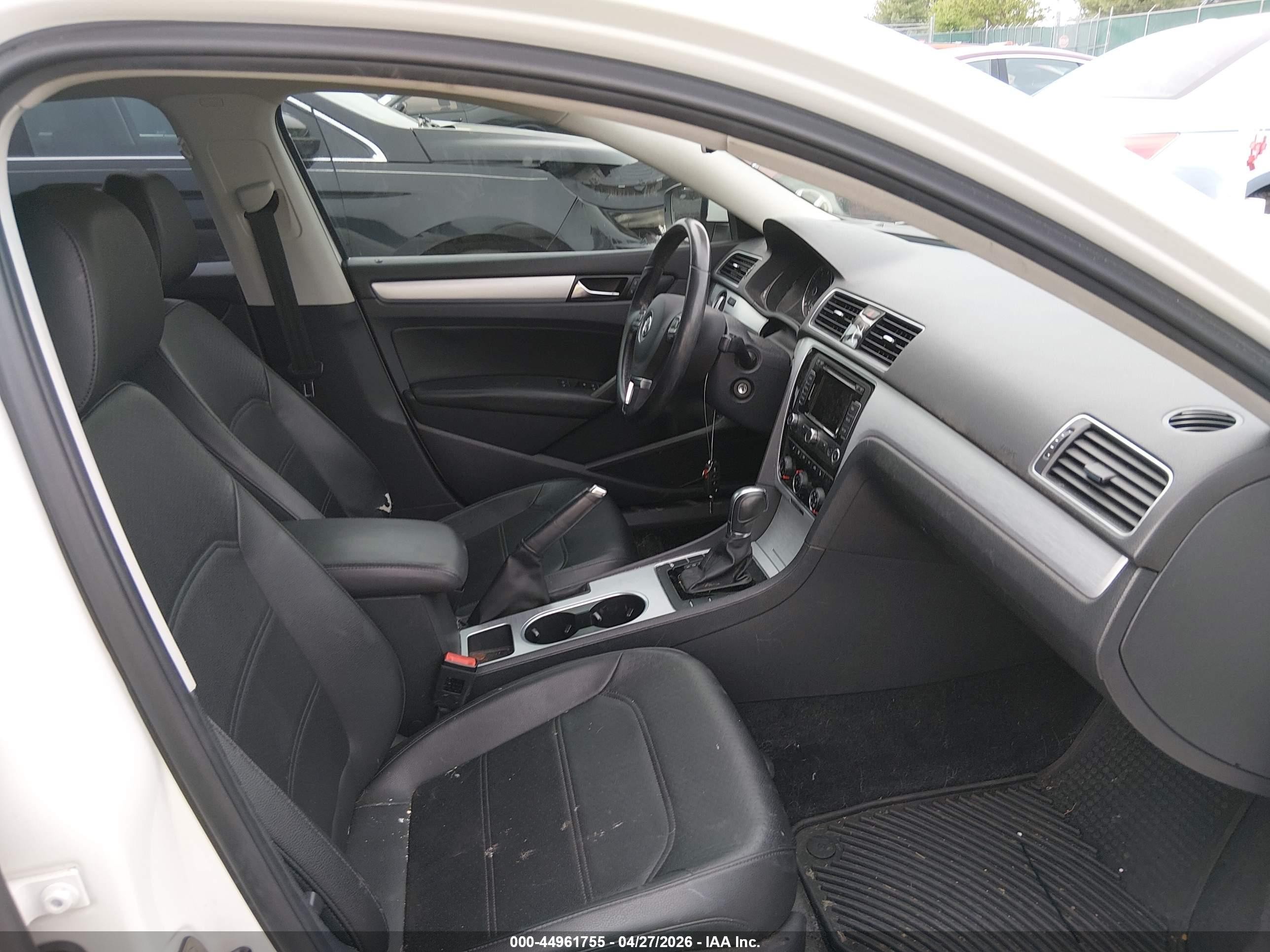 2013 Volkswagen Passat 2.5l Se White vin: 1VWBP7A30DC047732