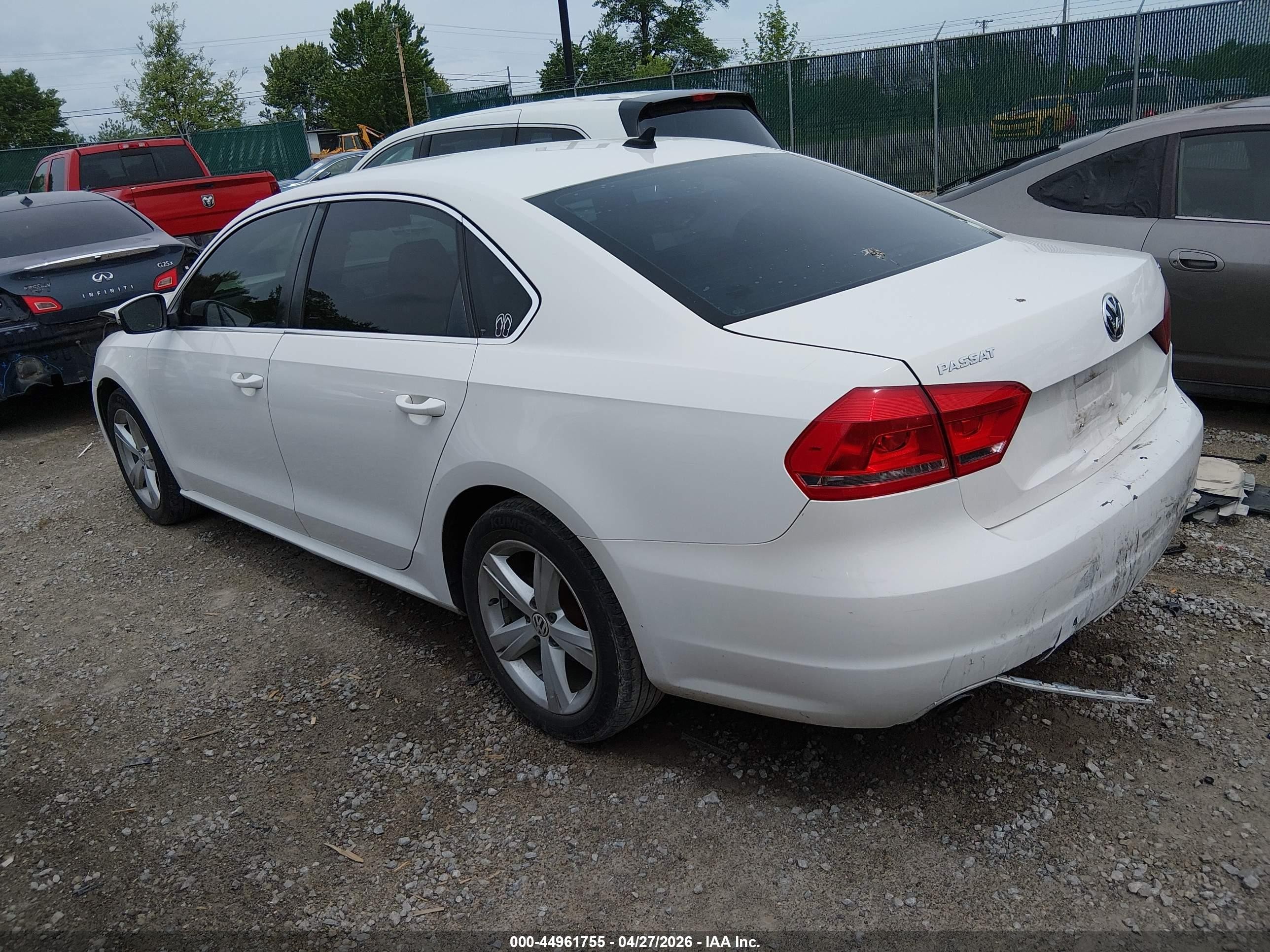 2013 Volkswagen Passat 2.5l Se White vin: 1VWBP7A30DC047732