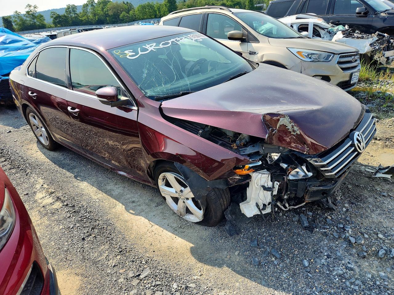 2013 Volkswagen Passat Se Maroon vin: 1VWBP7A31DC009362