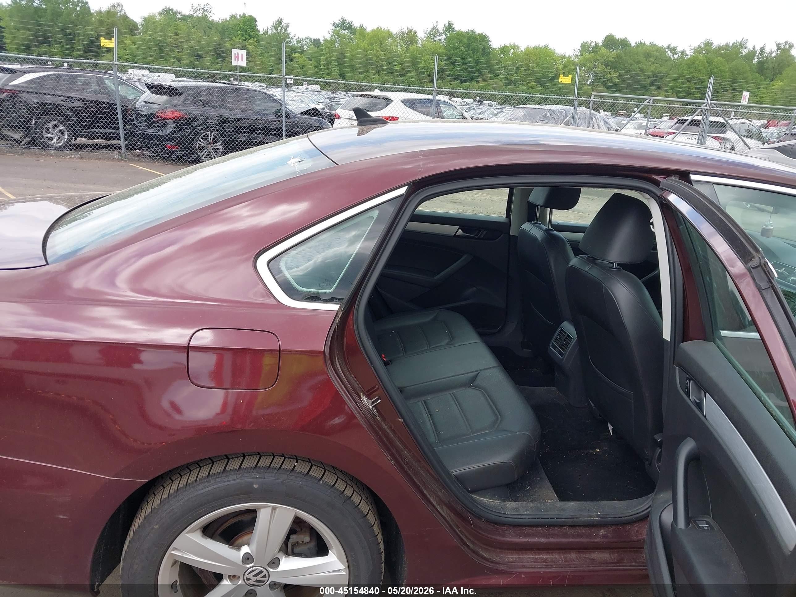 2013 Volkswagen Passat 2.5l Se Burgundy vin: 1VWBP7A31DC026792