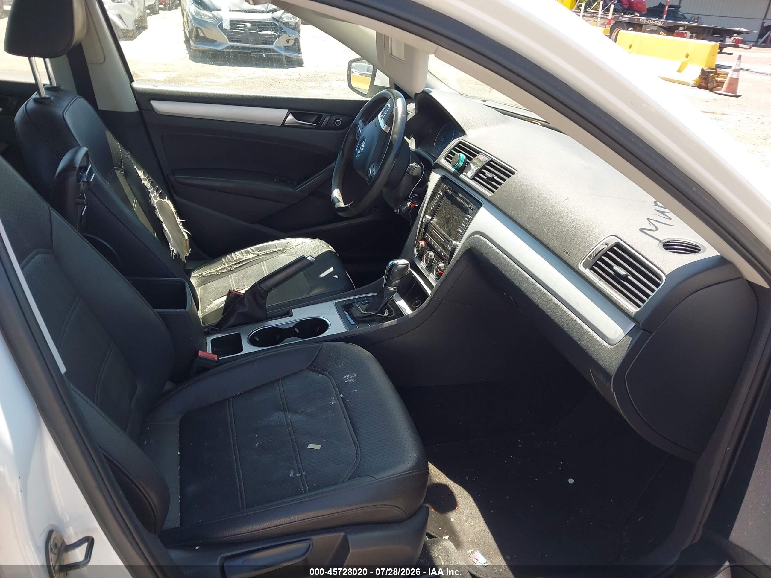 2013 Volkswagen Passat 2.5l Se White vin: 1VWBP7A31DC044452
