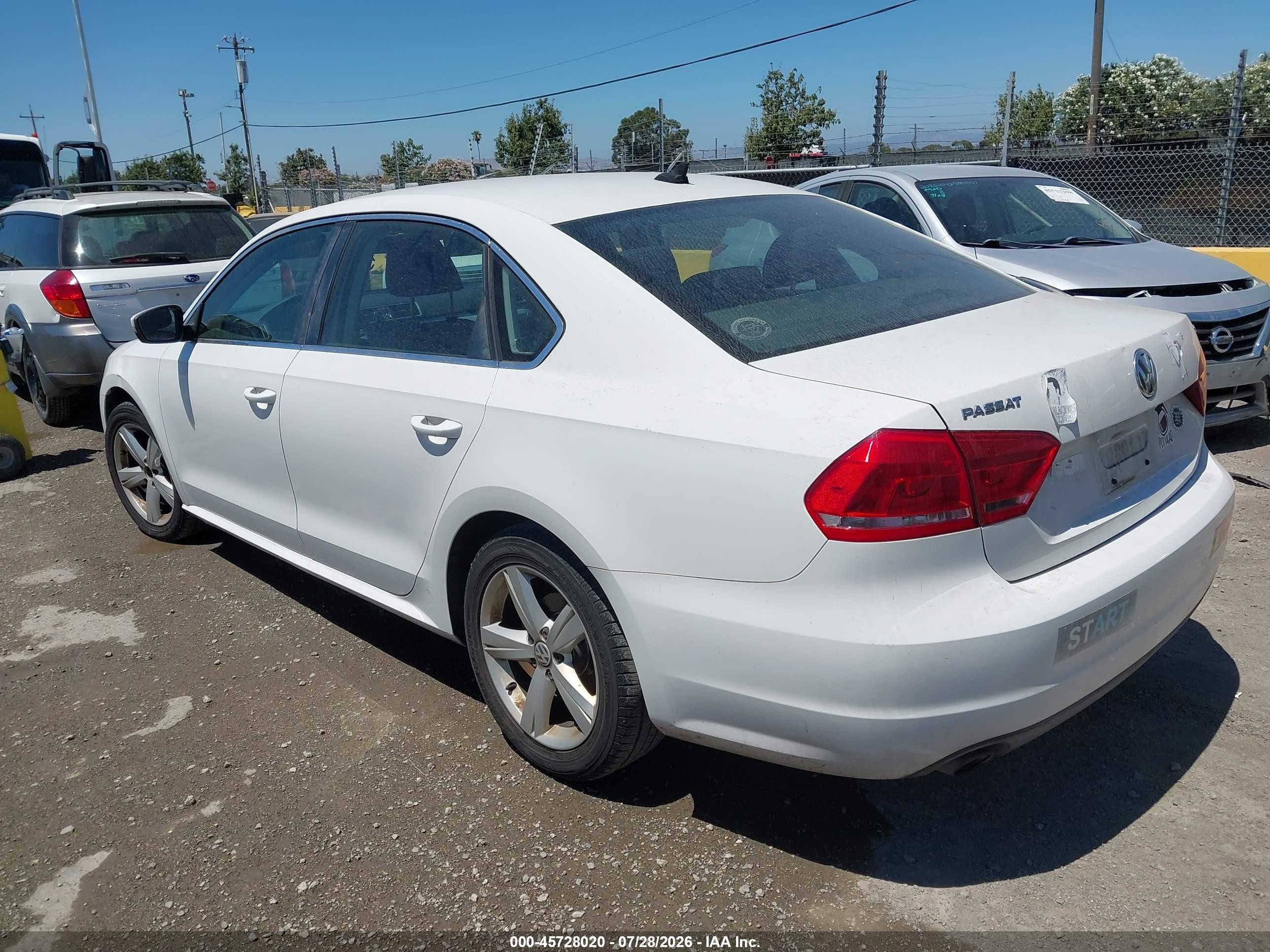 2013 Volkswagen Passat 2.5l Se White vin: 1VWBP7A31DC044452
