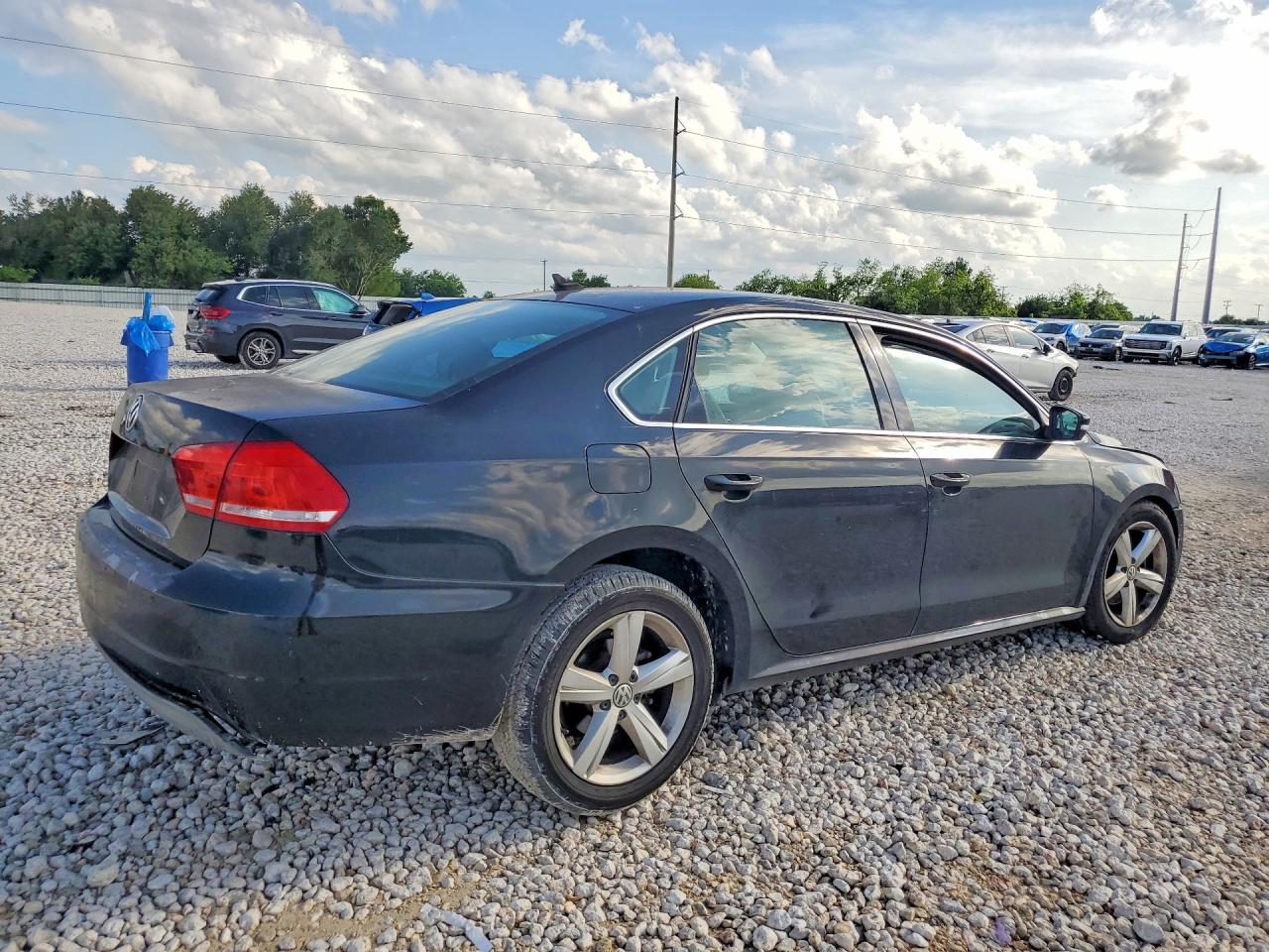 2013 Volkswagen Passat Se Black vin: 1VWBP7A31DC085082