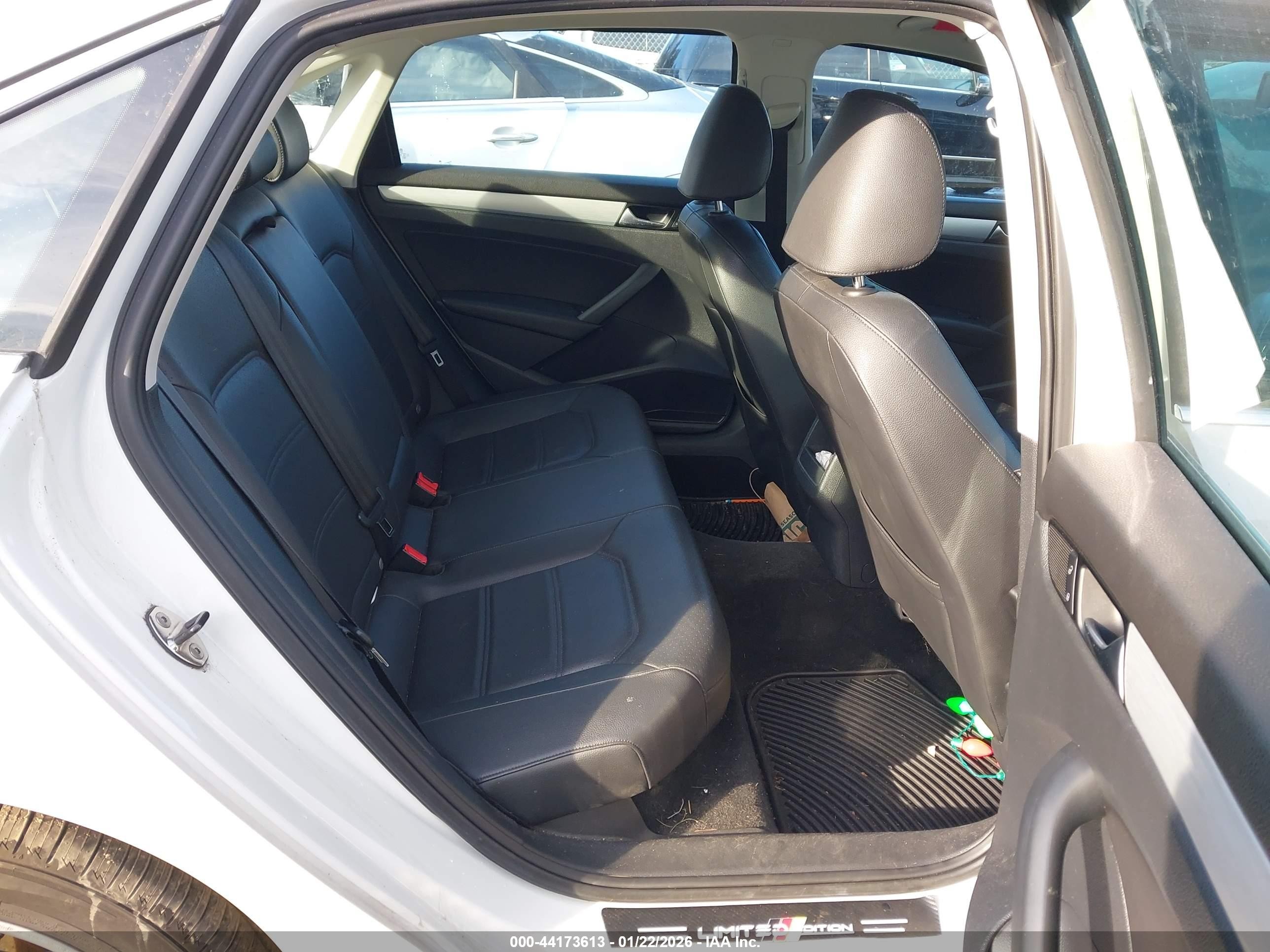 2012 Volkswagen Passat 2.5l Se White vin: 1VWBP7A32CC080634
