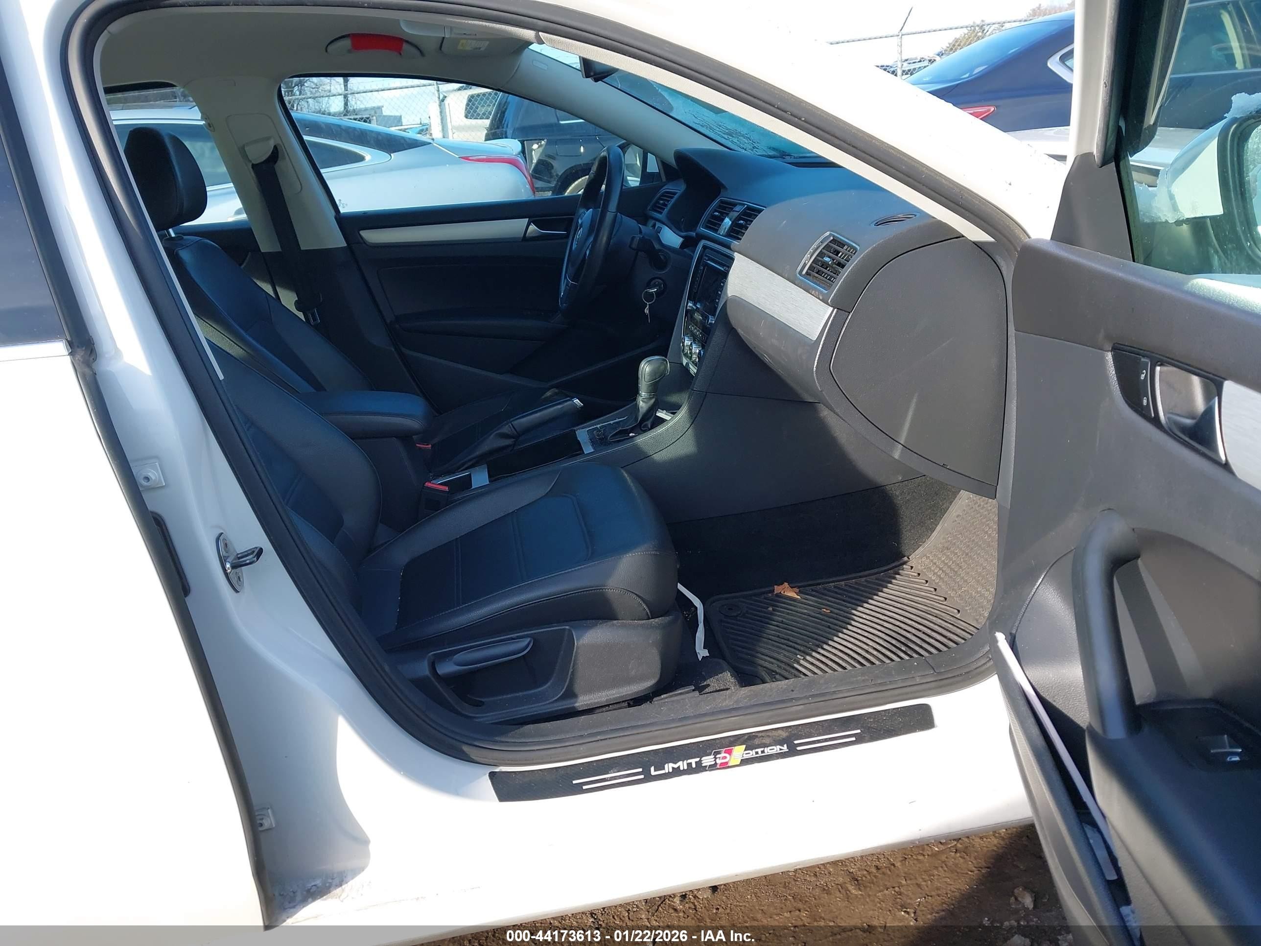2012 Volkswagen Passat 2.5l Se White vin: 1VWBP7A32CC080634