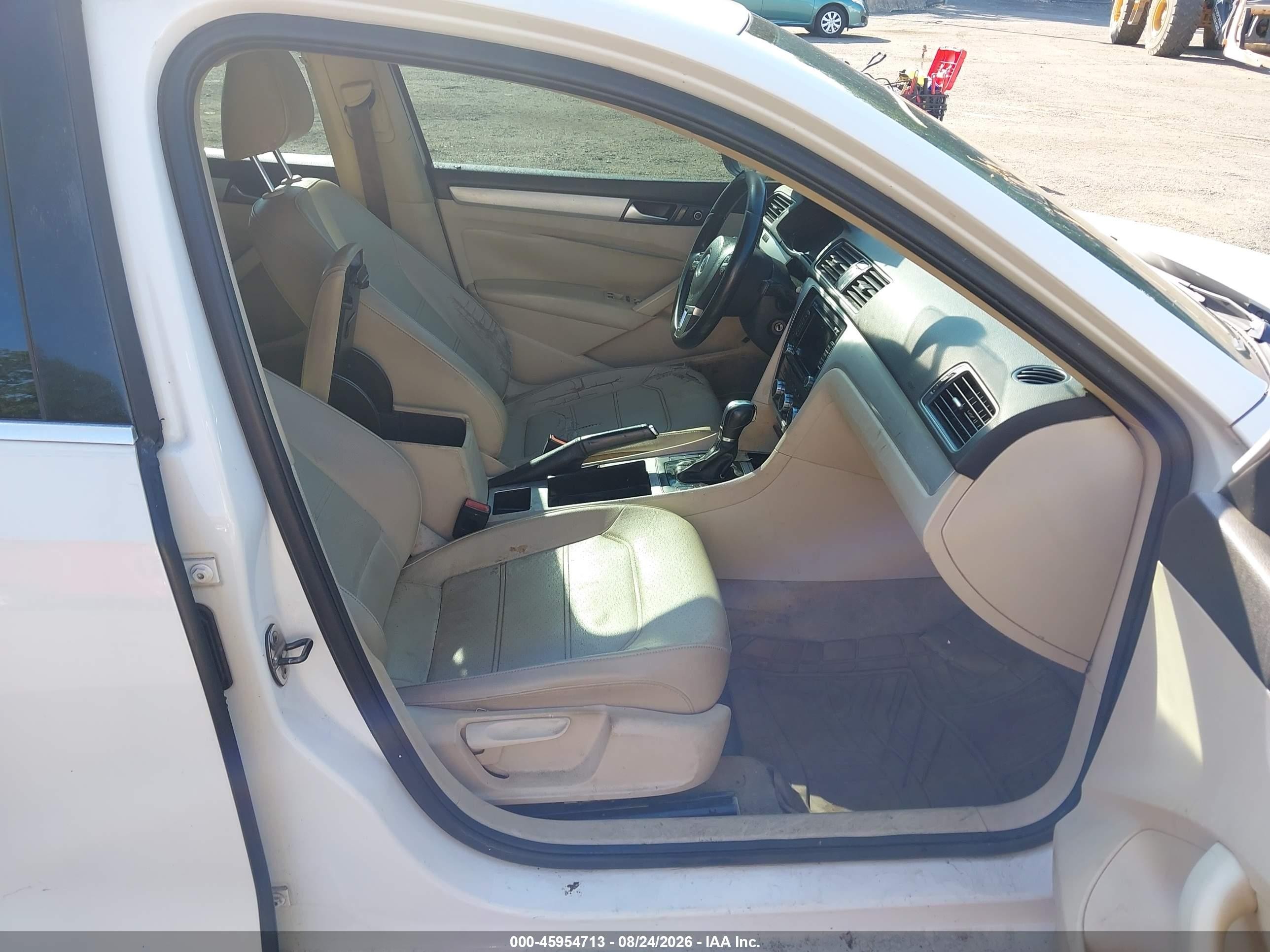 2012 Volkswagen Passat 2.5l Se White vin: 1VWBP7A32CC096719