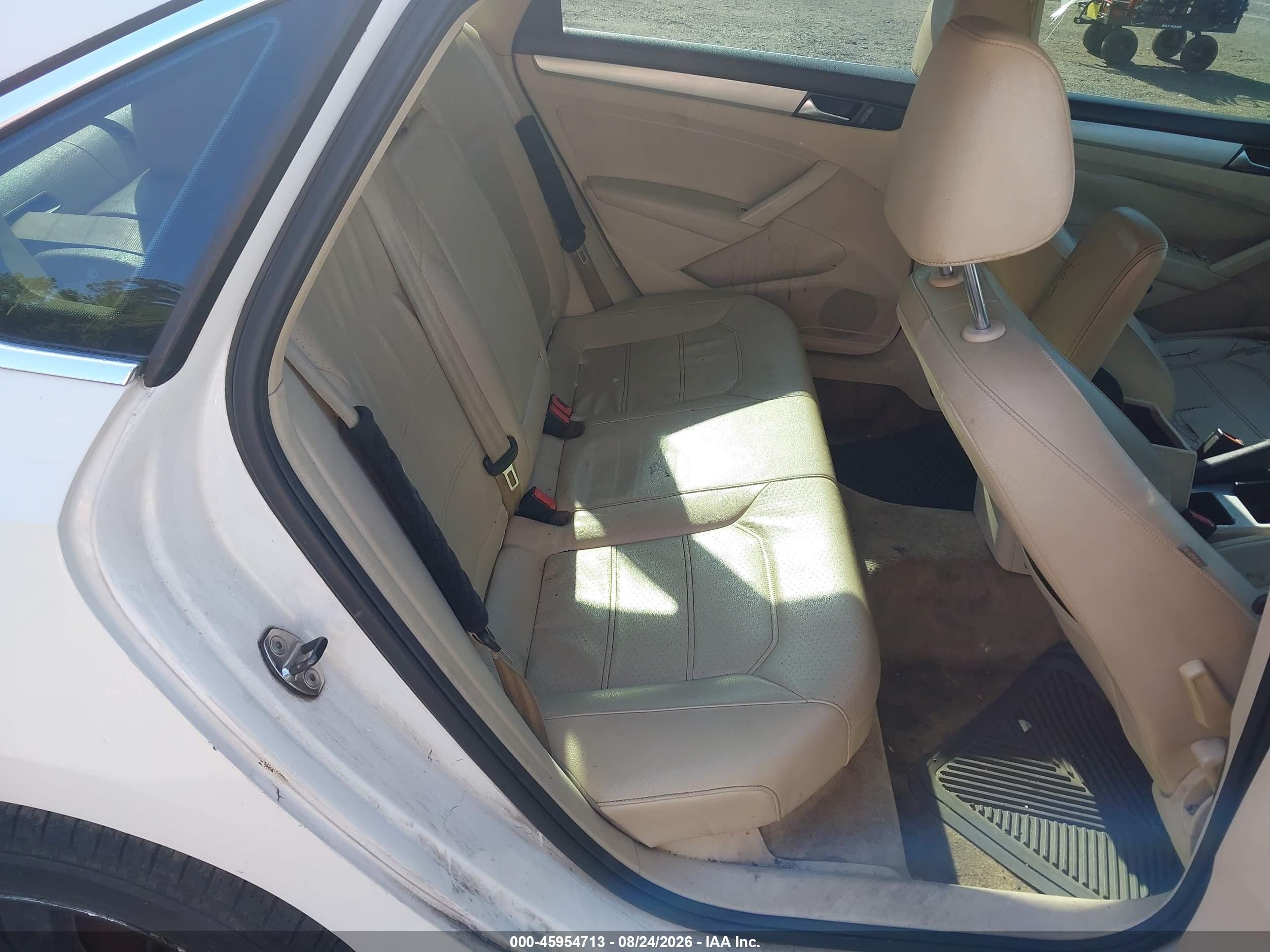 2012 Volkswagen Passat 2.5l Se White vin: 1VWBP7A32CC096719
