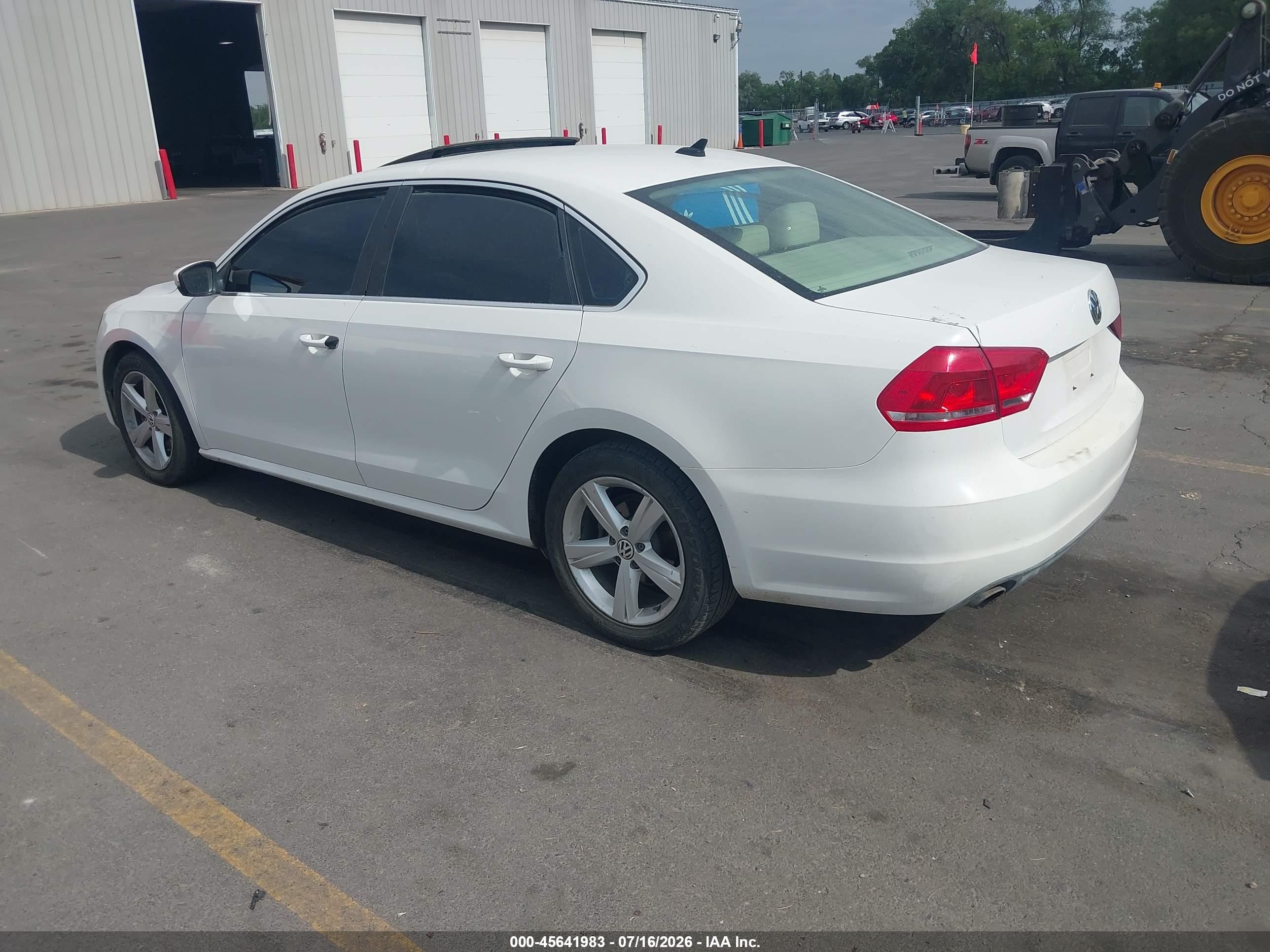 2013 Volkswagen Passat 2.5l Se White vin: 1VWBP7A32DC002873