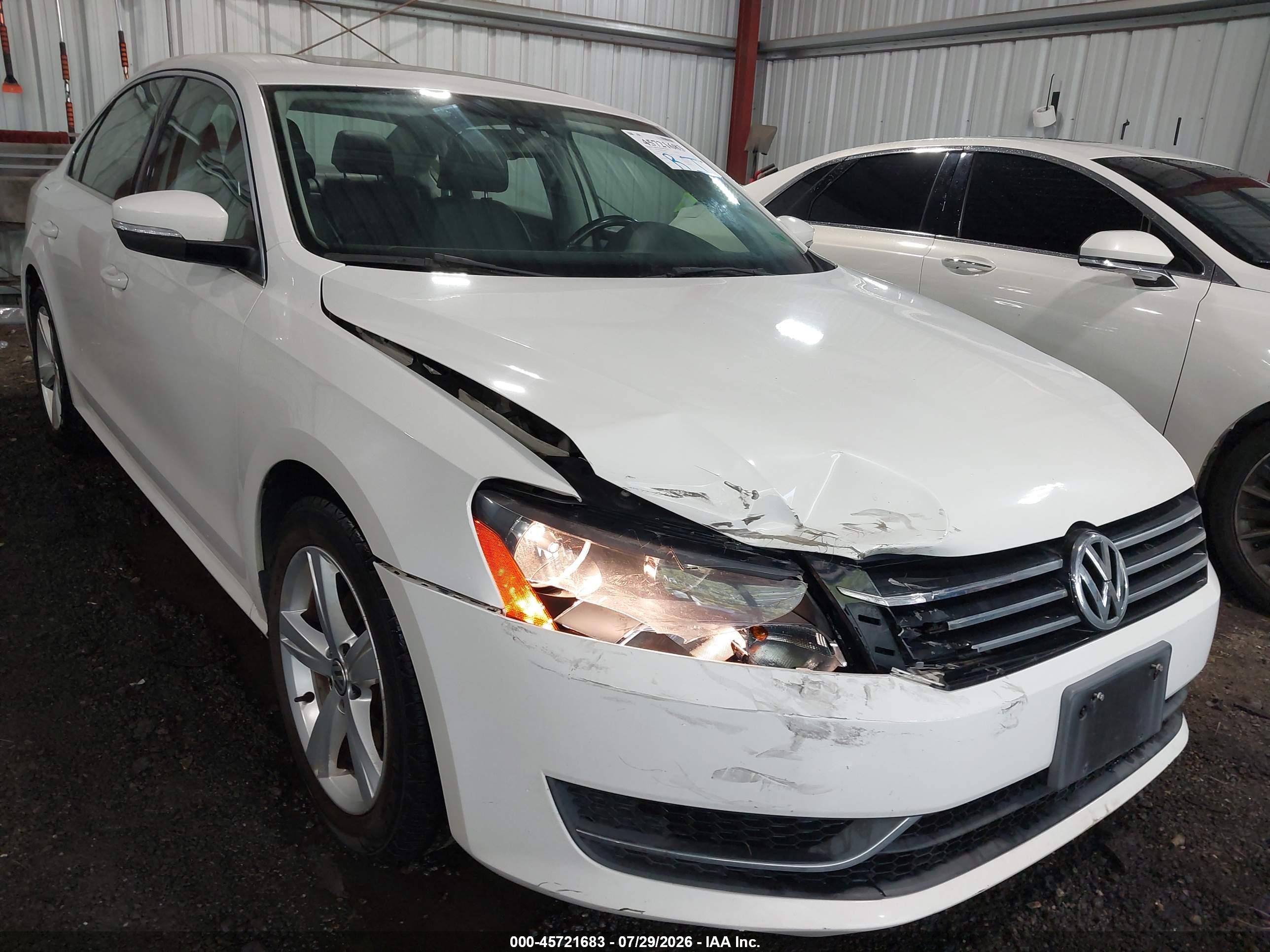 2013 Volkswagen Passat 2.5l Se Белый vin: 1VWBP7A32DC004025
