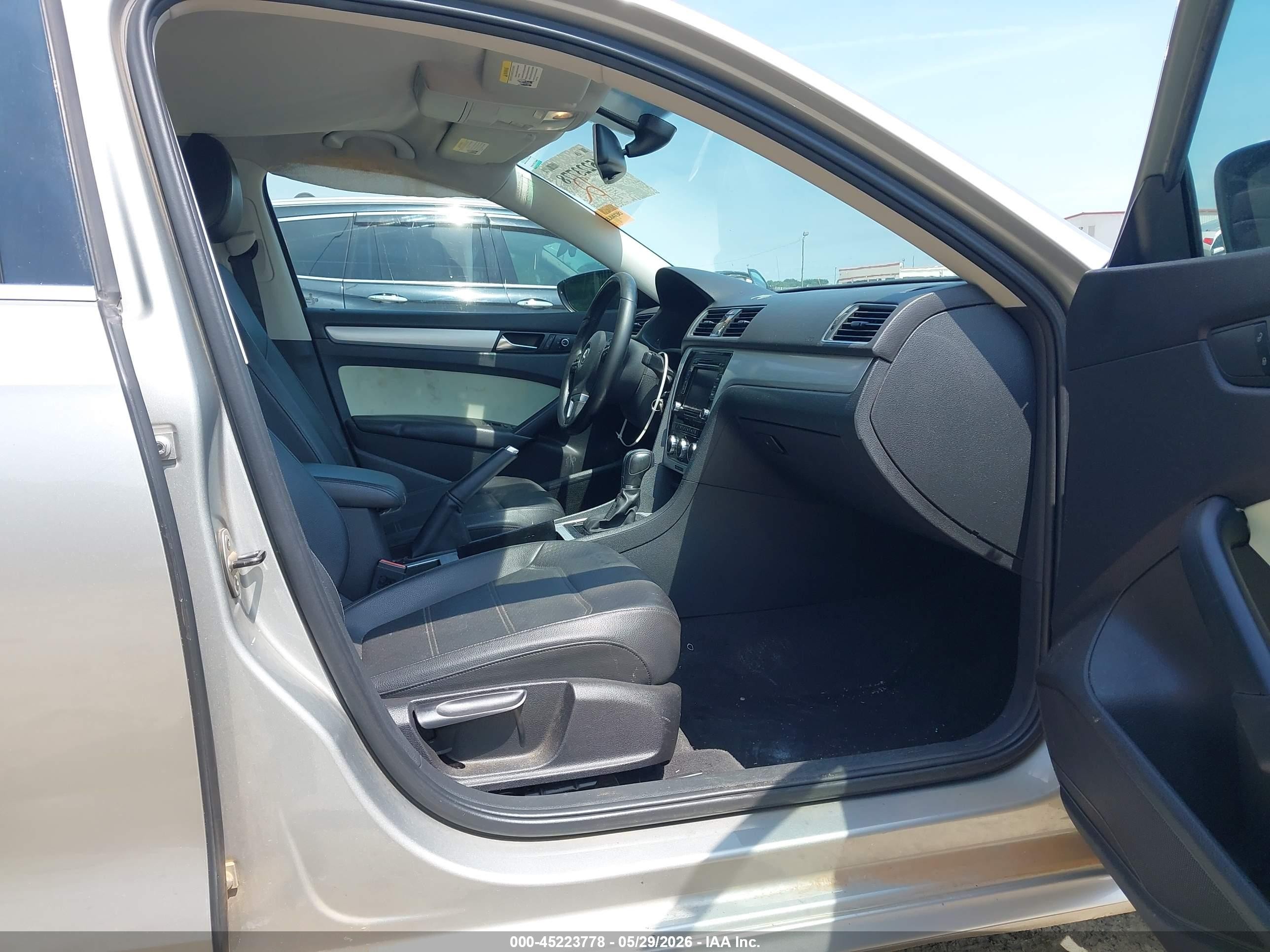 2012 Volkswagen Passat 2.5l Se Silver vin: 1VWBP7A33CC015890