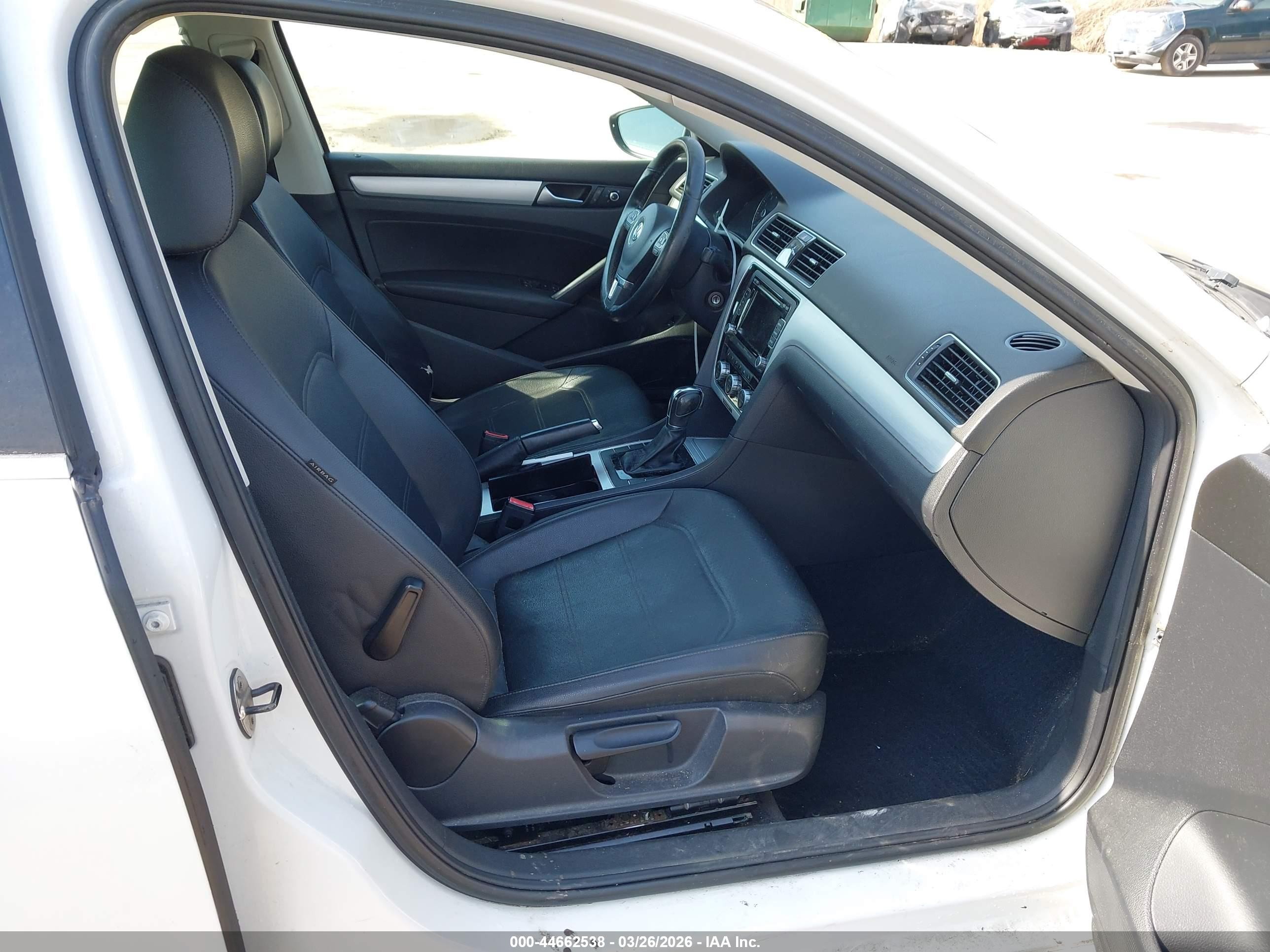 2012 Volkswagen Passat 2.5l Se White vin: 1VWBP7A33CC082344