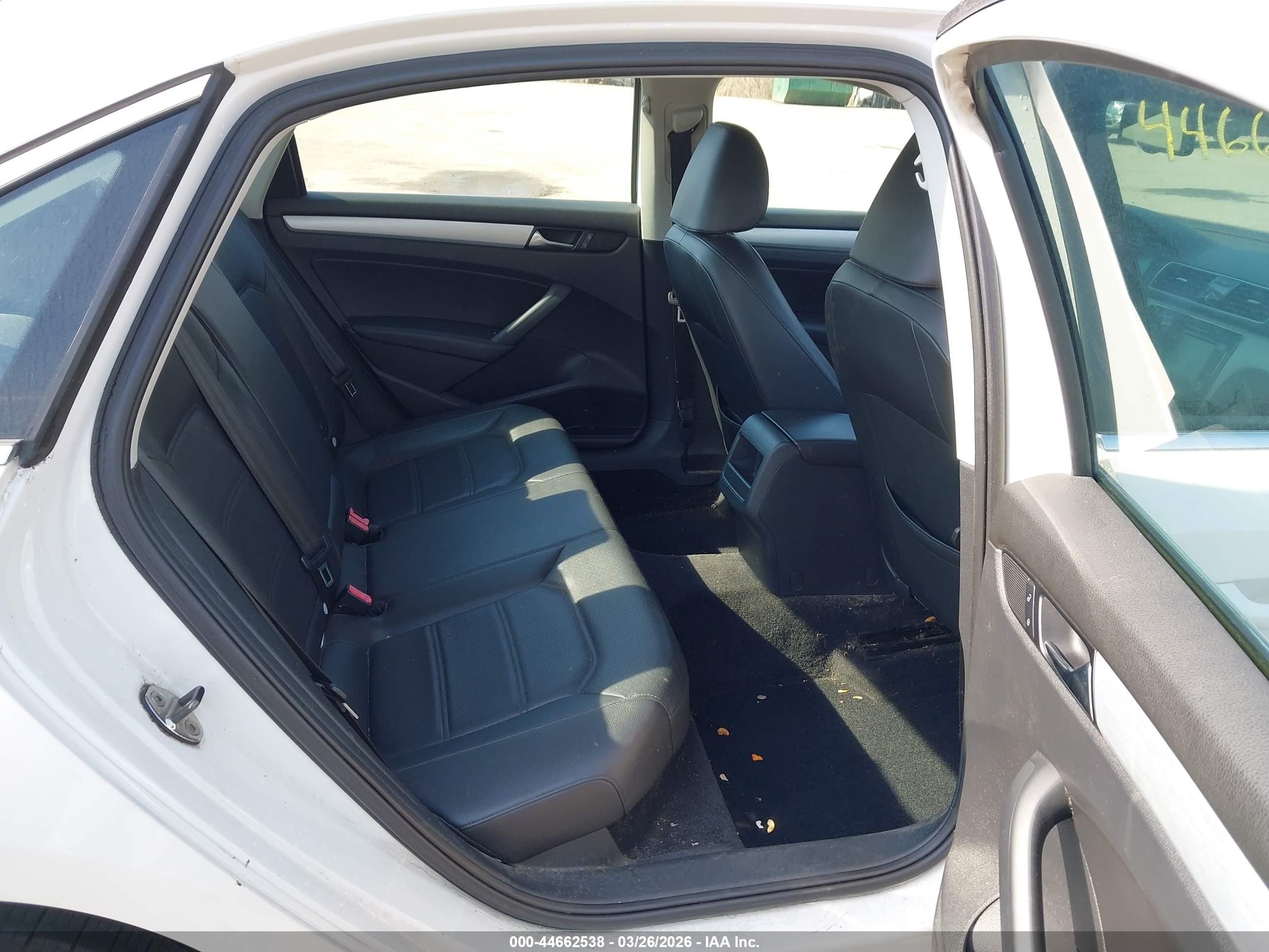 2012 Volkswagen Passat 2.5l Se White vin: 1VWBP7A33CC082344