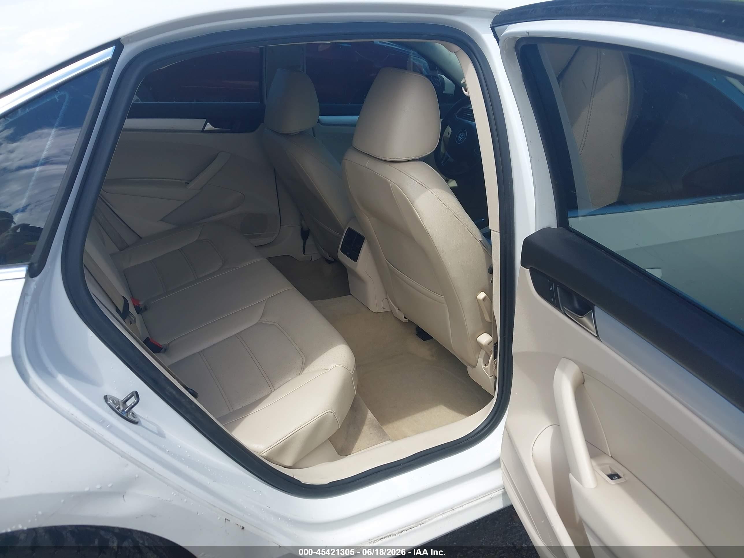 2013 Volkswagen Passat 2.5l Se White vin: 1VWBP7A33DC033792
