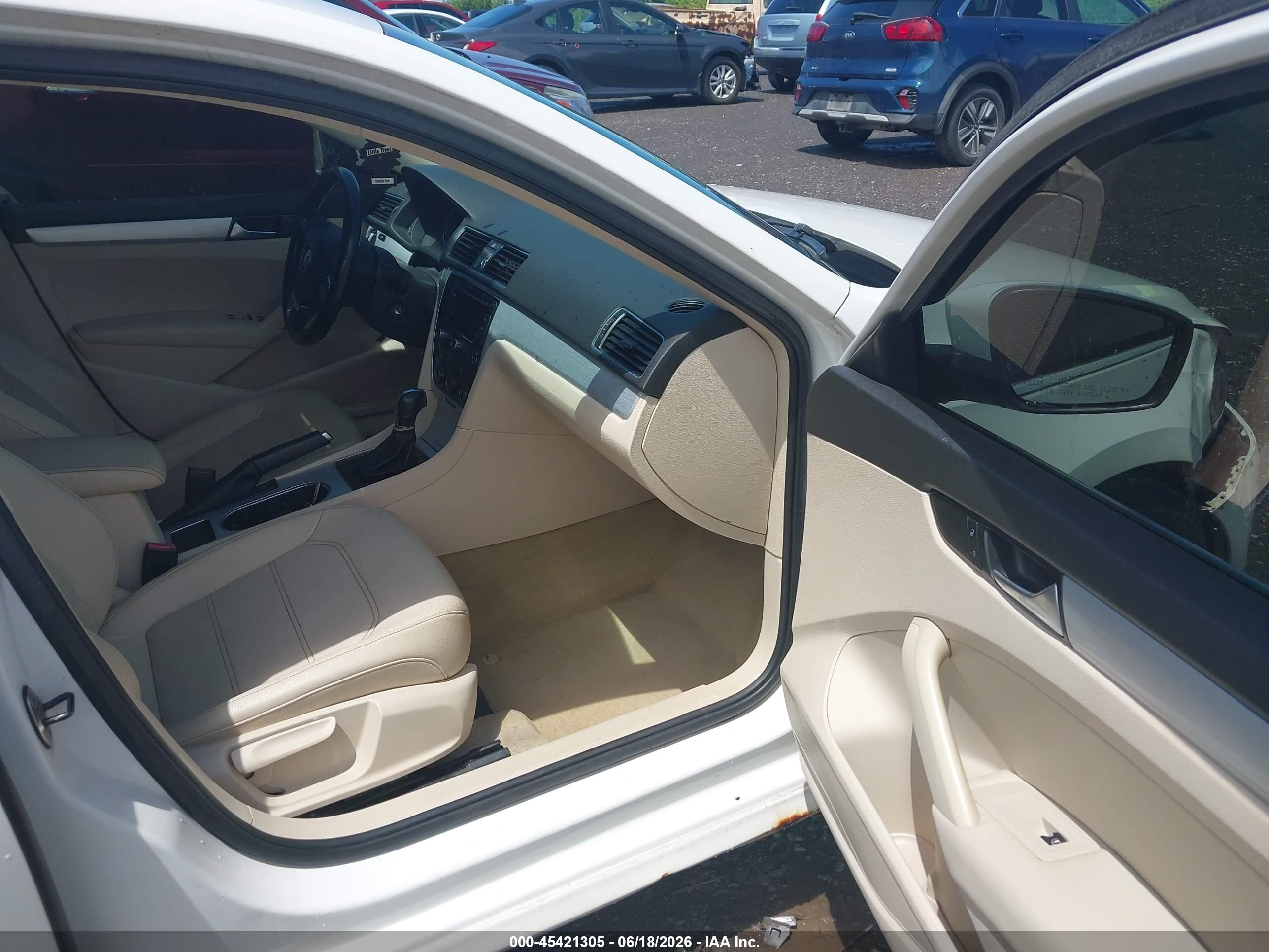 2013 Volkswagen Passat 2.5l Se White vin: 1VWBP7A33DC033792