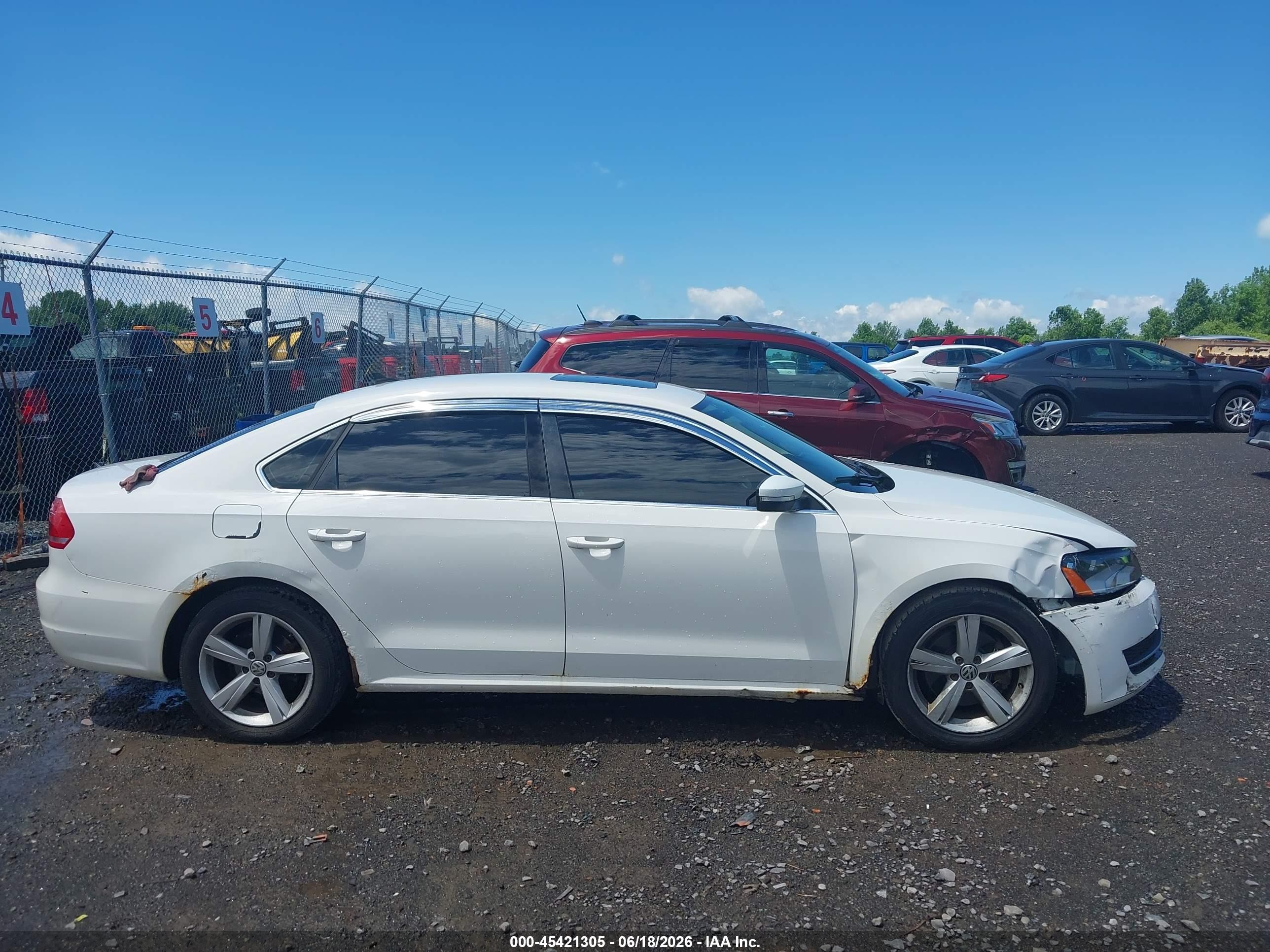 2013 Volkswagen Passat 2.5l Se White vin: 1VWBP7A33DC033792