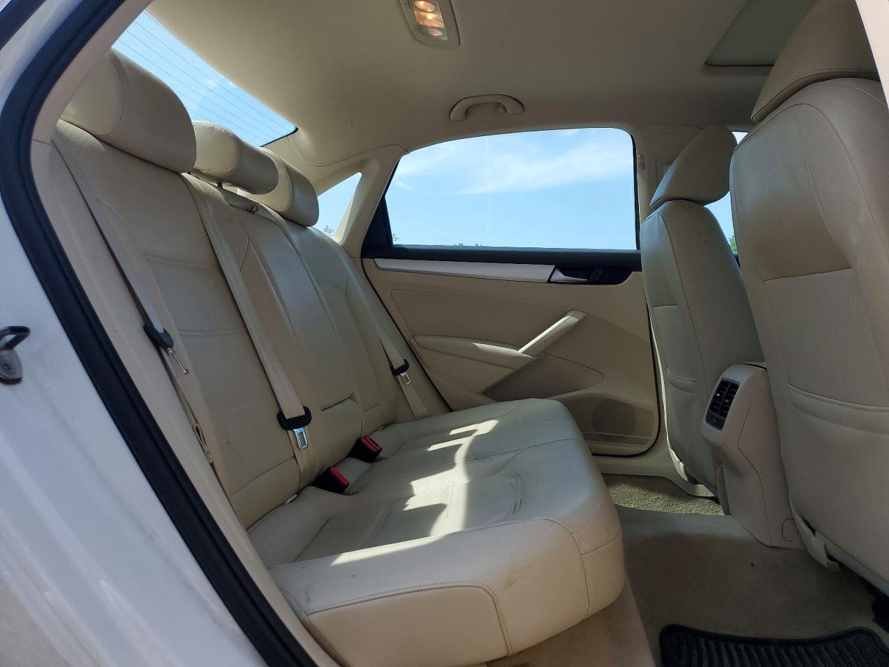 2013 Volkswagen Passat Se White vin: 1VWBP7A33DC046090