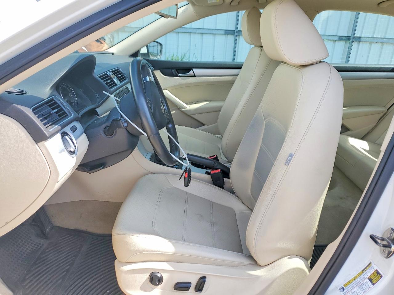 2013 Volkswagen Passat Se White vin: 1VWBP7A33DC046090