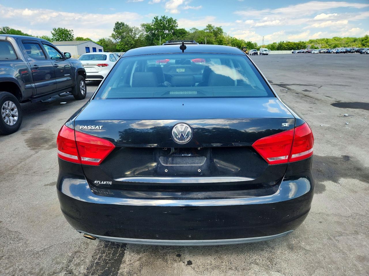 2013 Volkswagen Passat Se Black vin: 1VWBP7A33DC063665