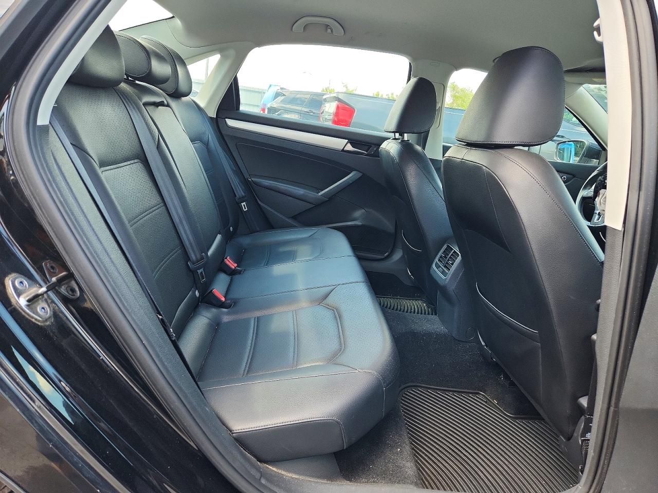 2013 Volkswagen Passat Se Black vin: 1VWBP7A33DC063665