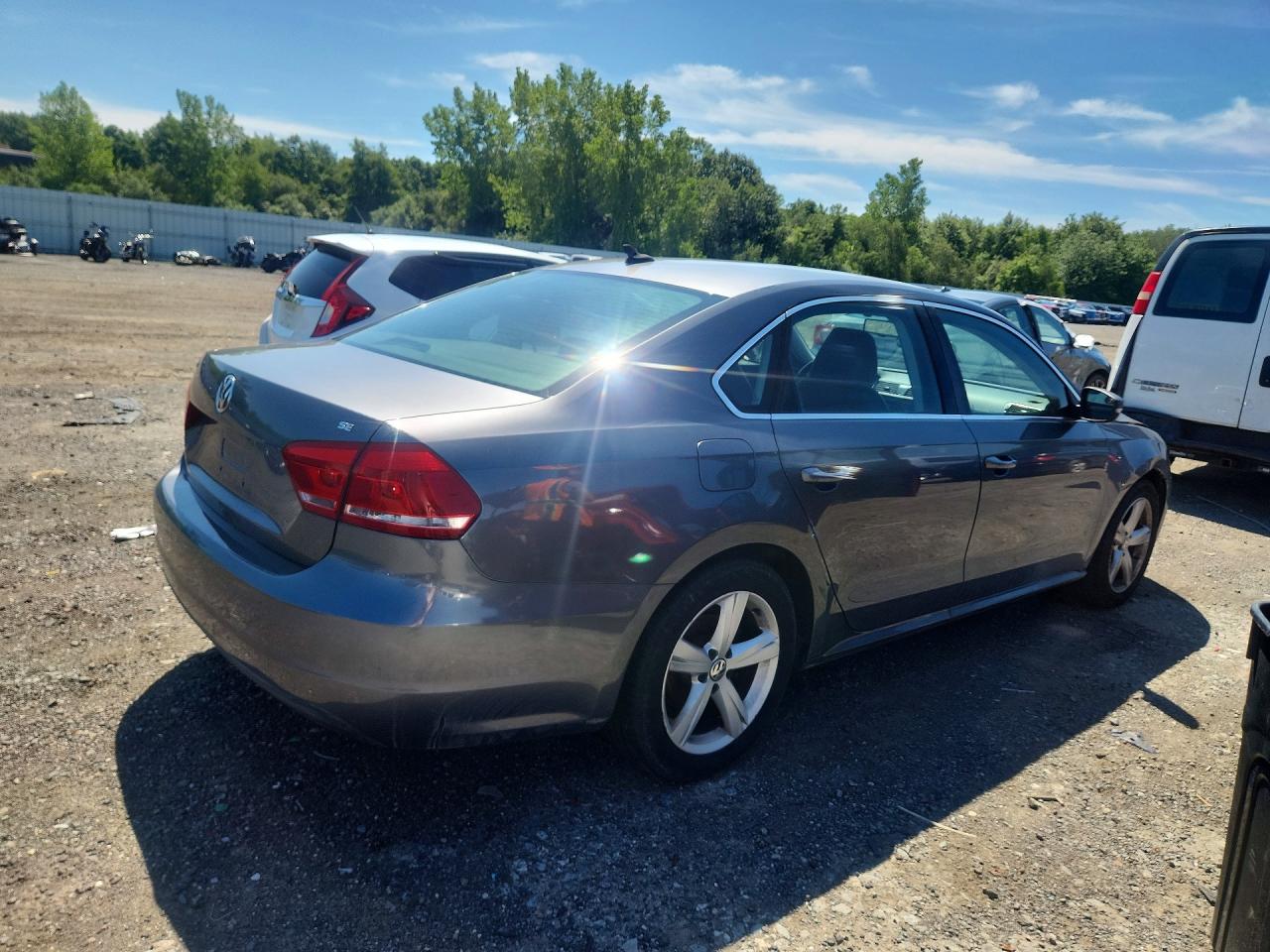 2013 Volkswagen Passat Se Gray vin: 1VWBP7A33DC063830