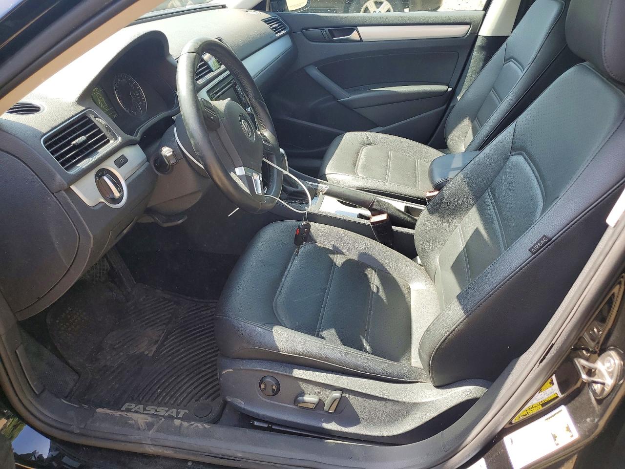 2013 Volkswagen Passat Se Black vin: 1VWBP7A33DC111133