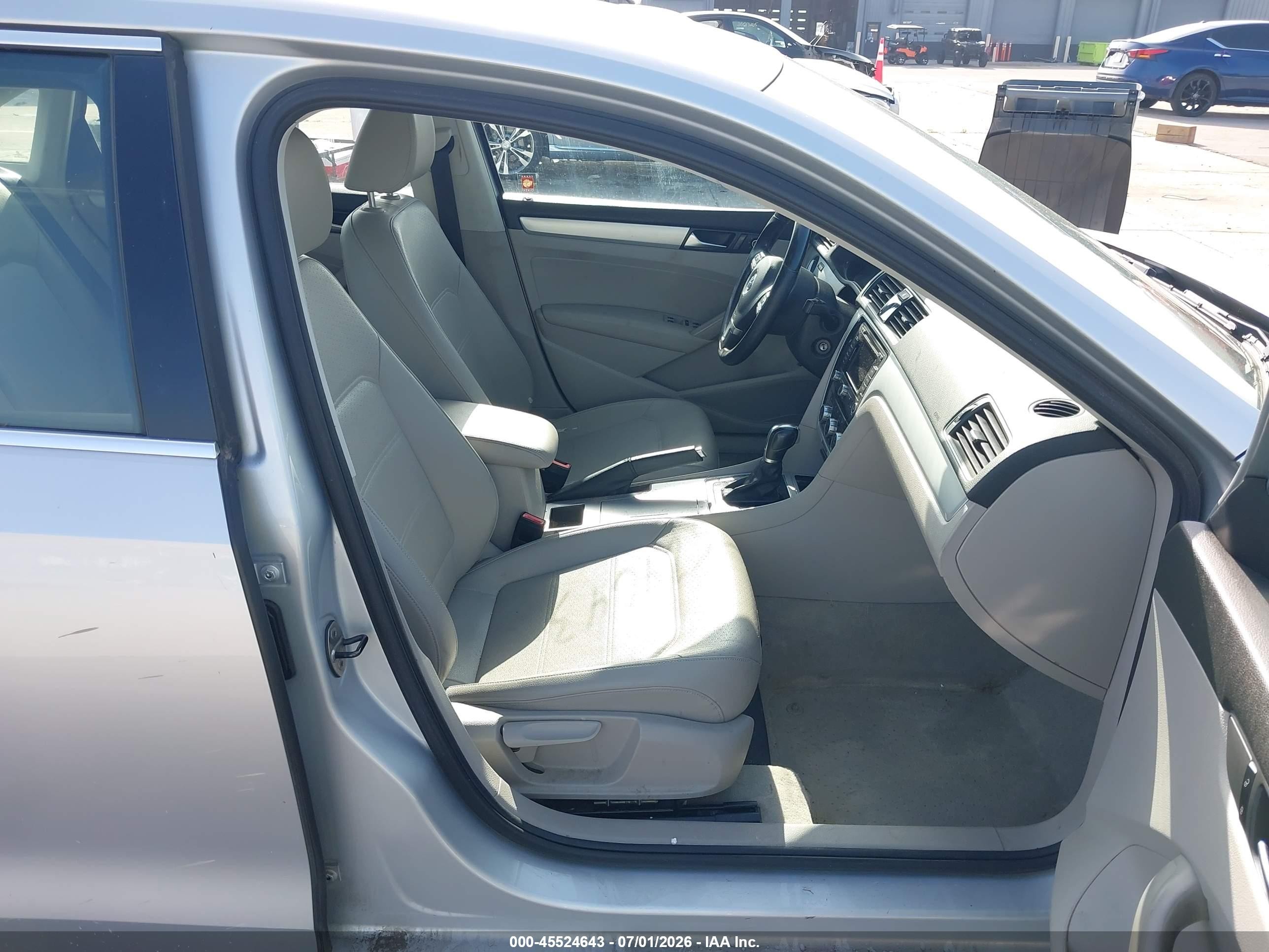 2012 Volkswagen Passat 2.5l Se Silver vin: 1VWBP7A34CC010102