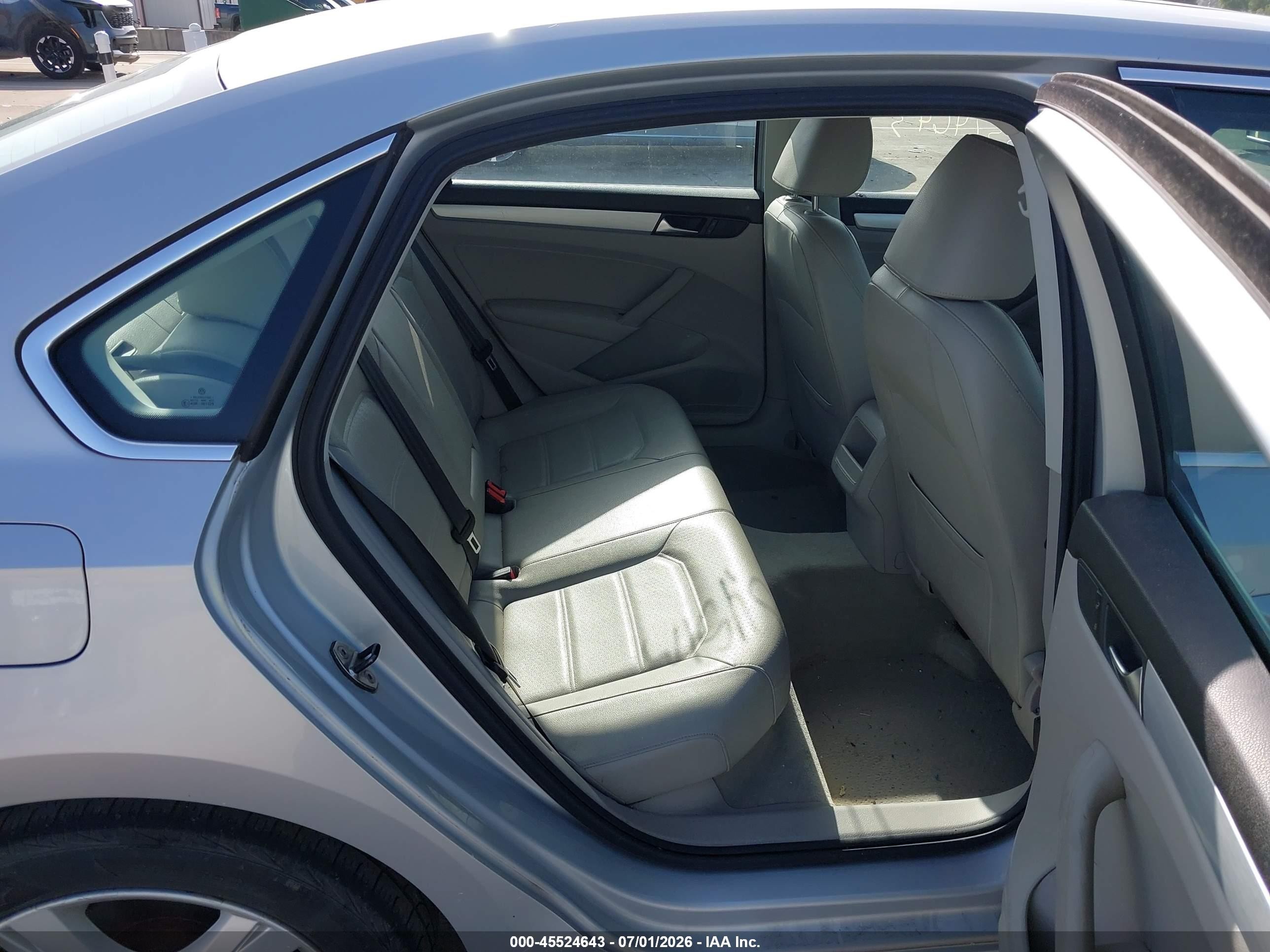 2012 Volkswagen Passat 2.5l Se Silver vin: 1VWBP7A34CC010102