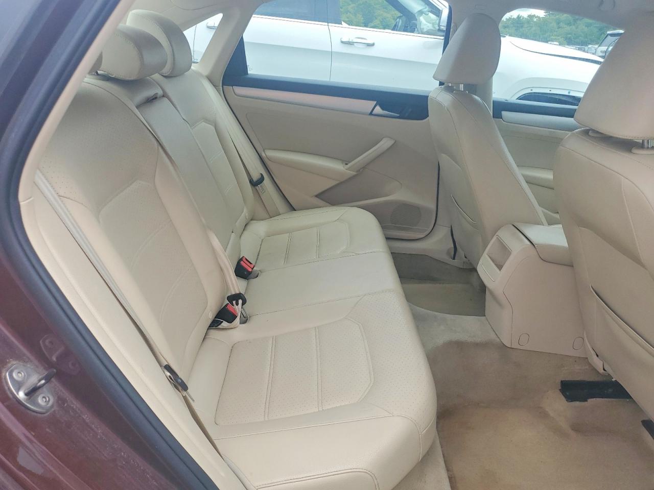2012 Volkswagen Passat Se Red vin: 1VWBP7A34CC030589