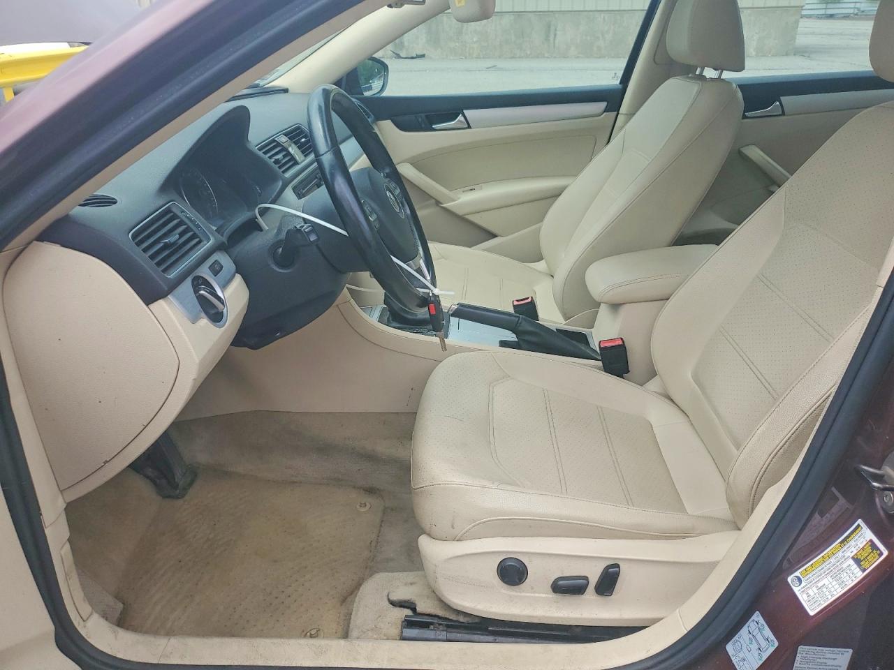 2012 Volkswagen Passat Se Red vin: 1VWBP7A34CC030589