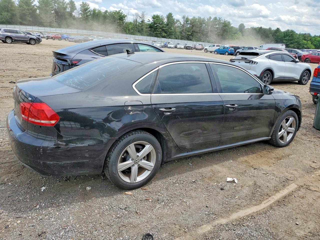 2013 Volkswagen Passat Se Black vin: 1VWBP7A34DC057986