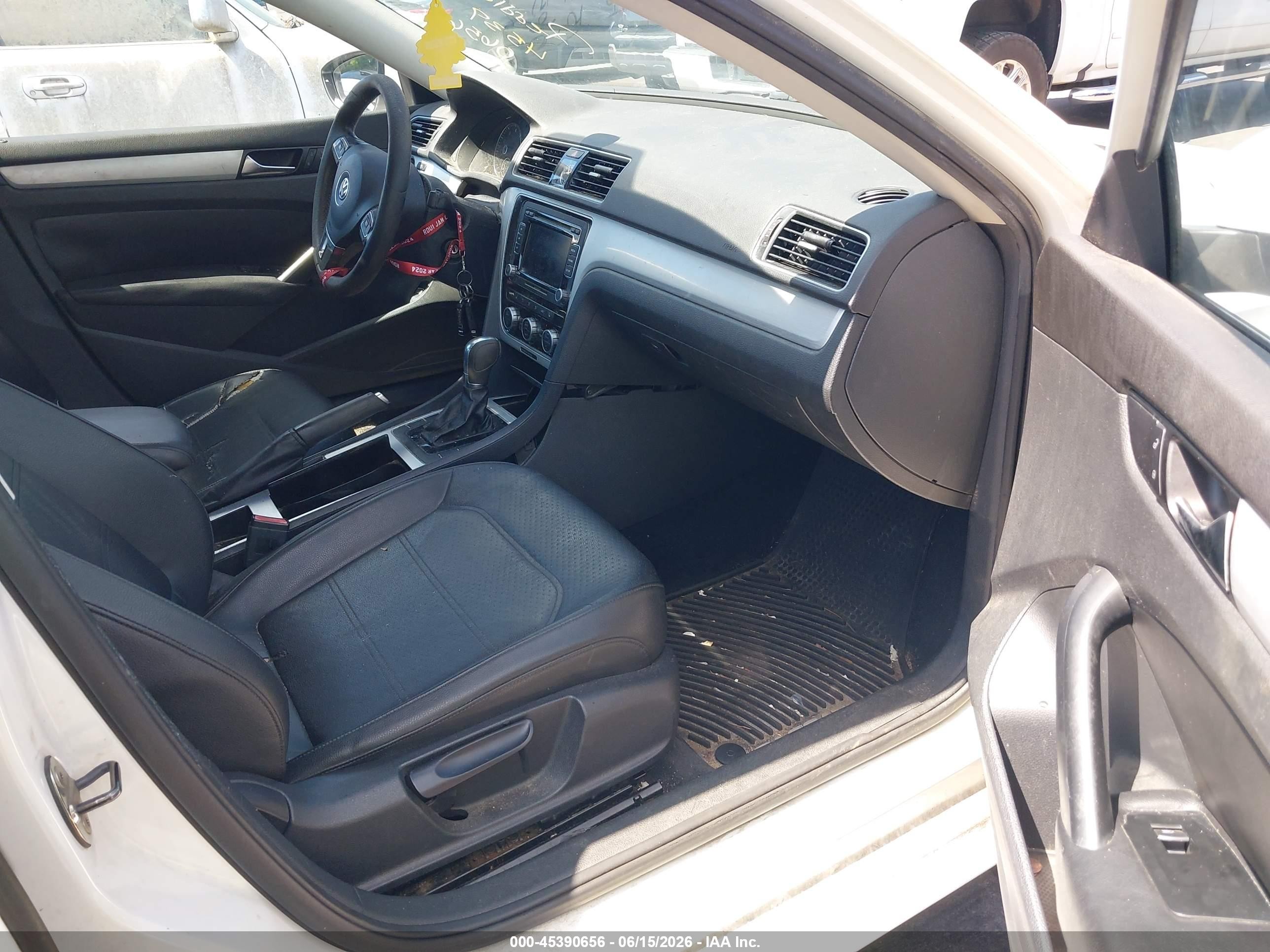 2012 Volkswagen Passat 2.5l Se White vin: 1VWBP7A35CC092955