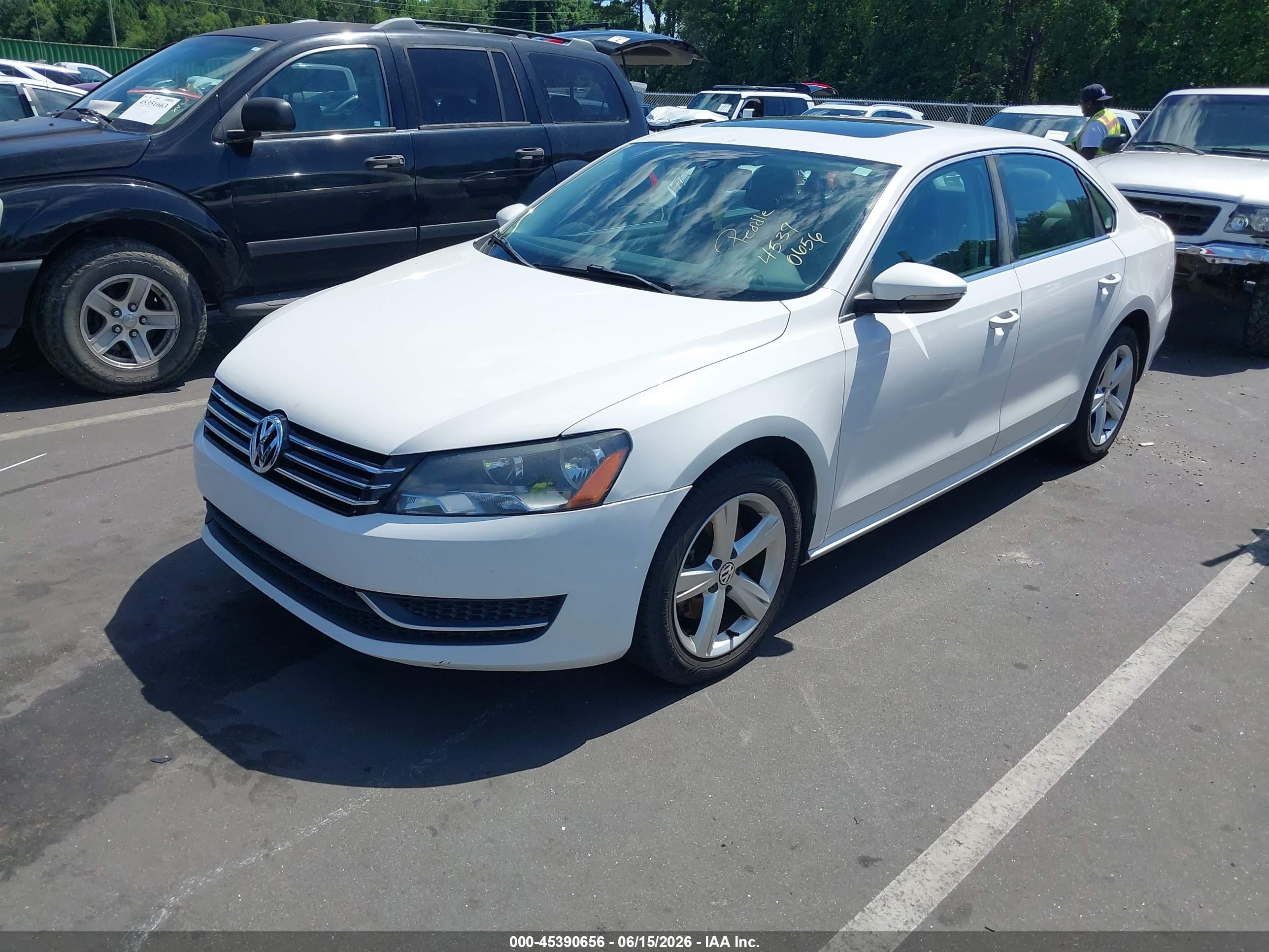 2012 Volkswagen Passat 2.5l Se White vin: 1VWBP7A35CC092955