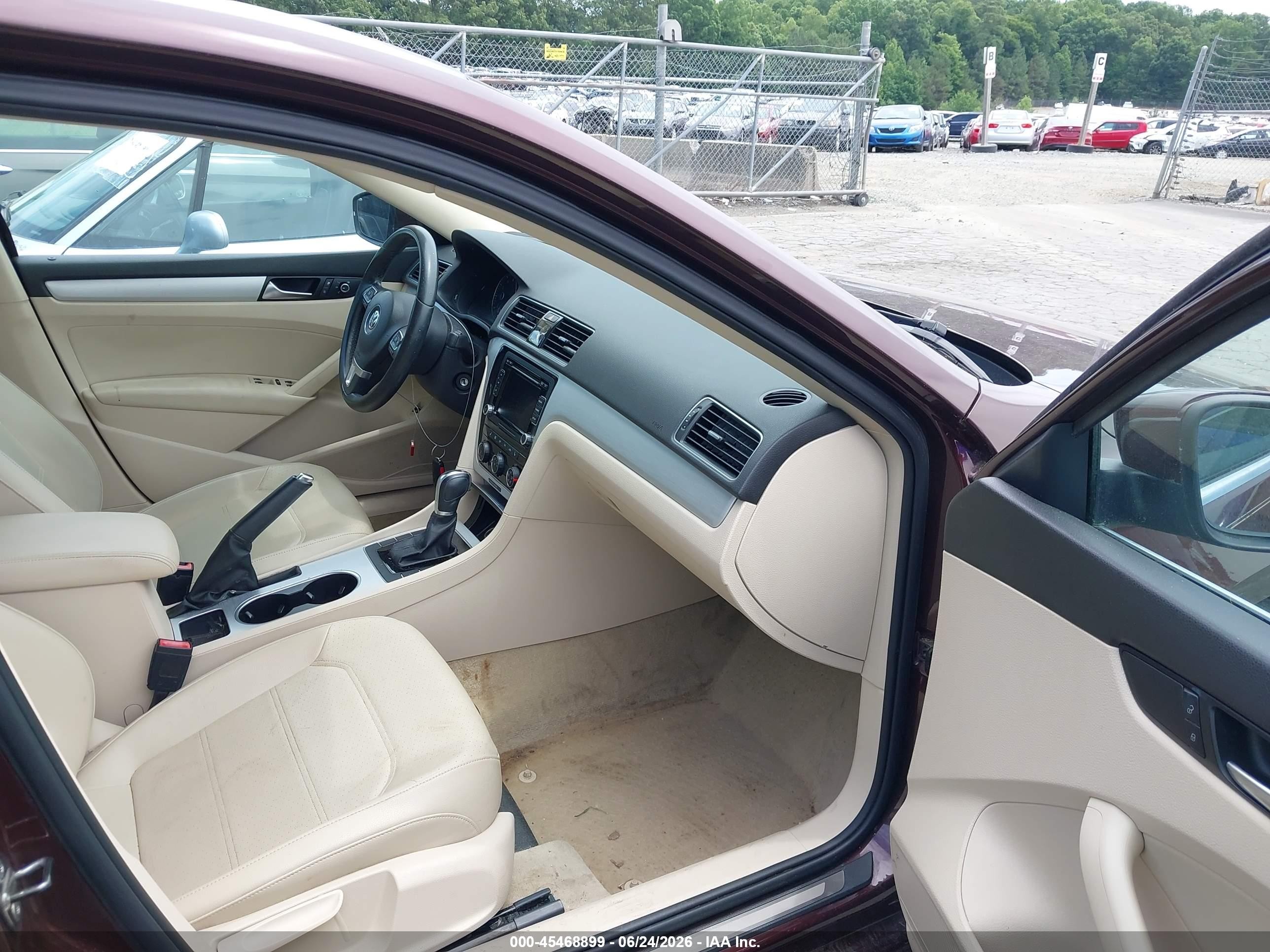 2013 Volkswagen Passat 2.5l Se Burgundy vin: 1VWBP7A35DC001409