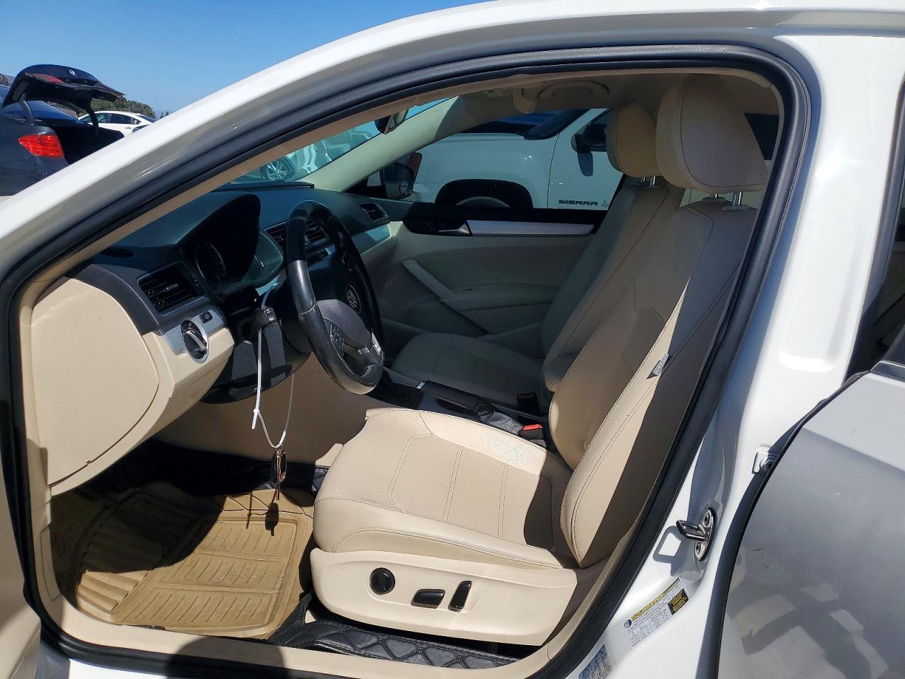 2013 Volkswagen Passat Se White vin: 1VWBP7A35DC017528