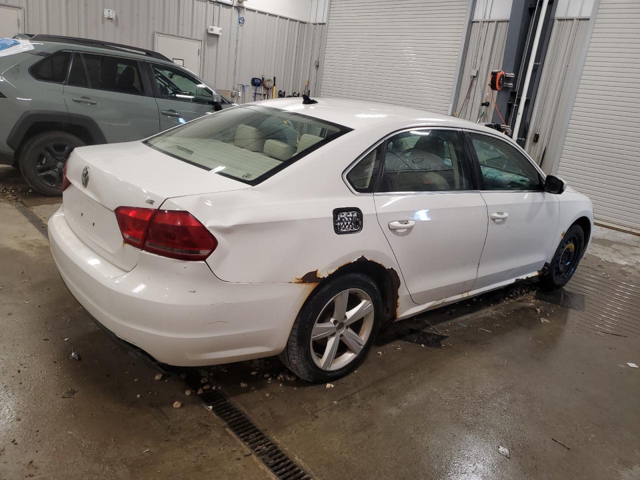 2013 Volkswagen Passat Se White vin: 1VWBP7A35DC033227