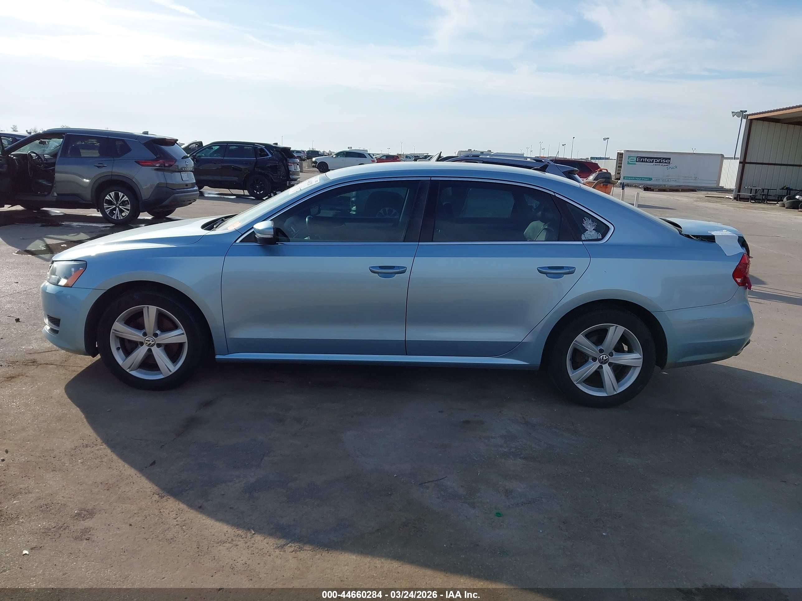 2013 Volkswagen Passat 2.5l Se Blue vin: 1VWBP7A37DC010855