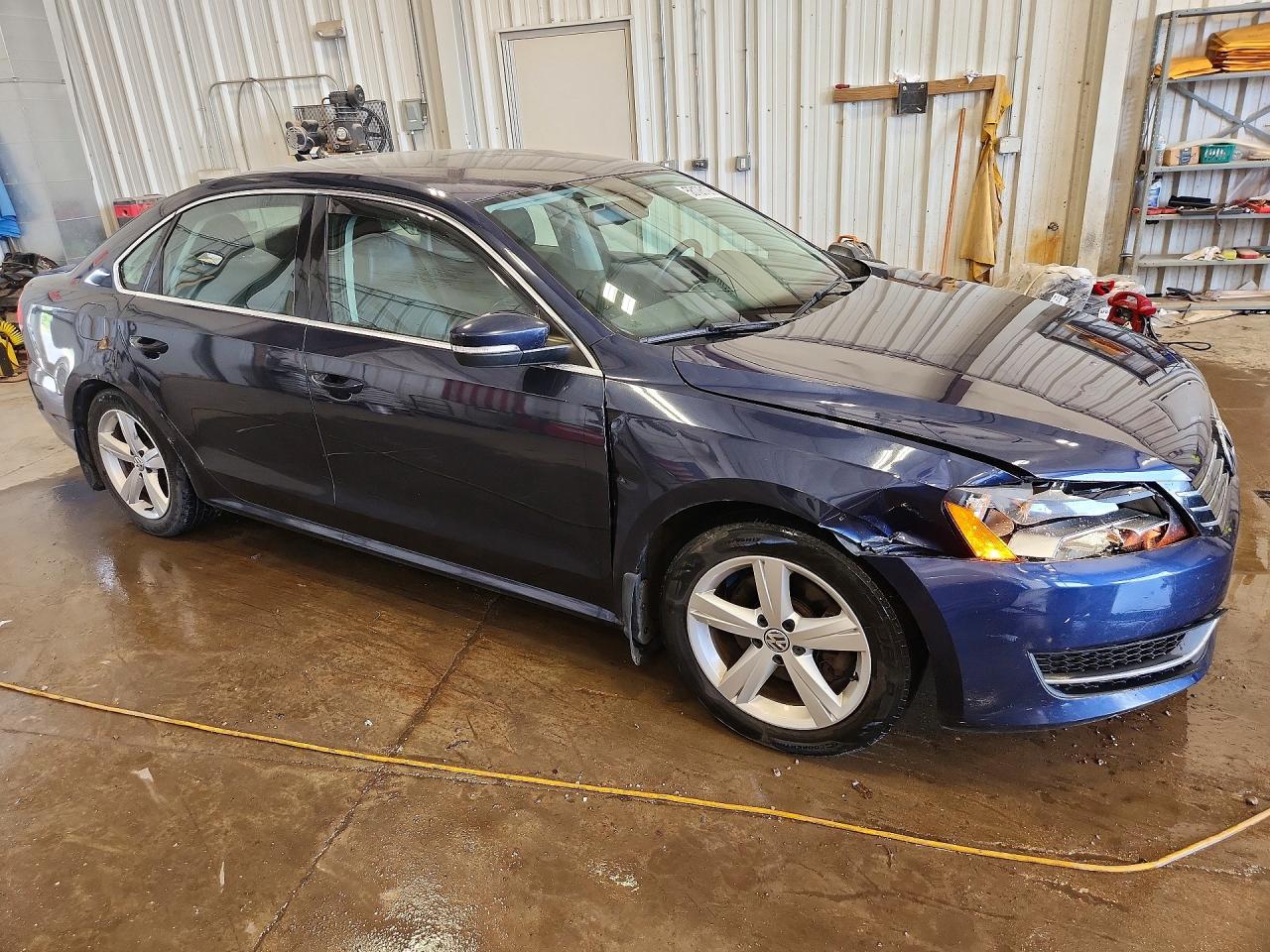 2013 Volkswagen Passat Se Blue vin: 1VWBP7A37DC107893