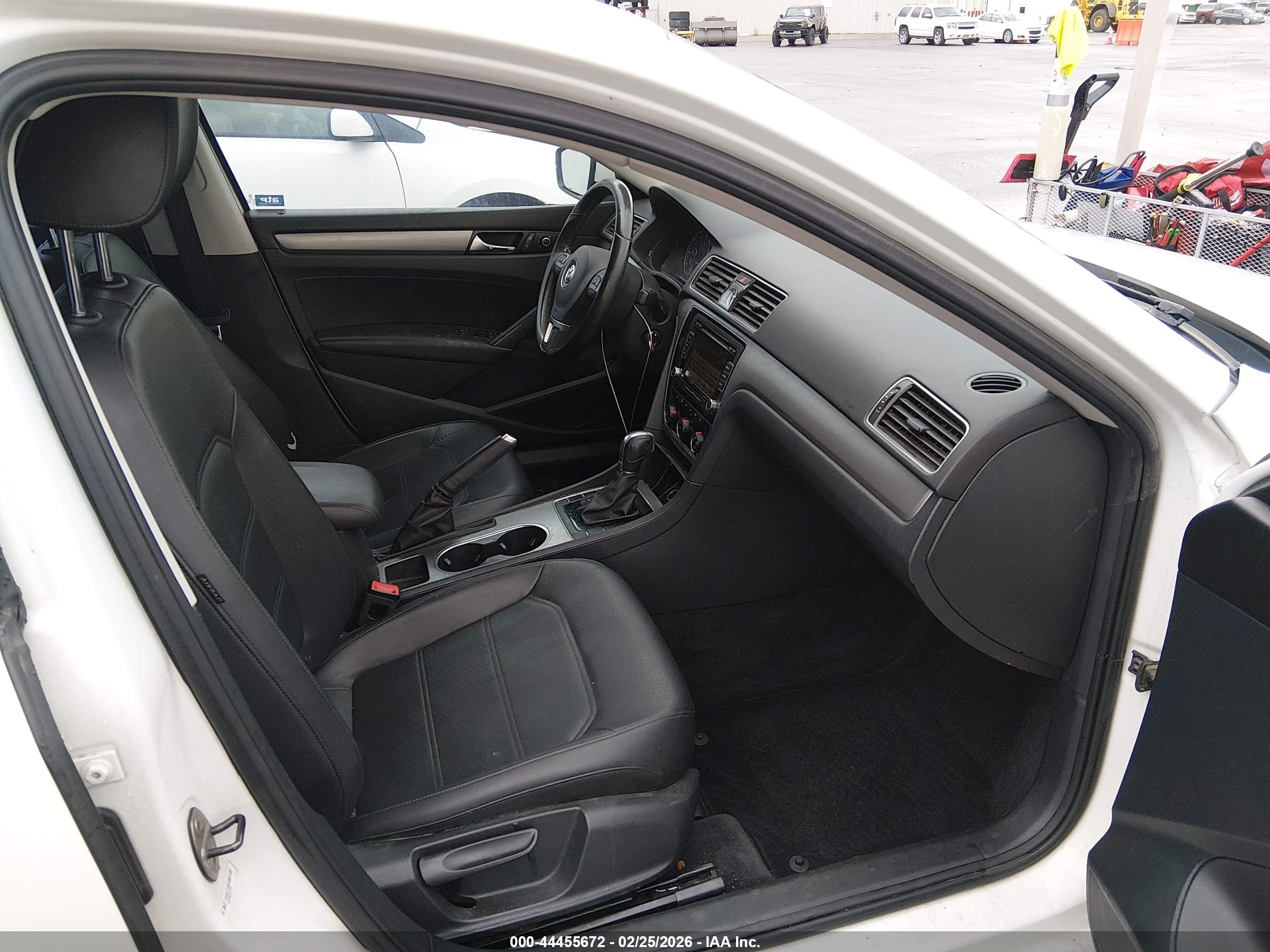 2014 Volkswagen Passat 2.5l Se White vin: 1VWBP7A37EC012297