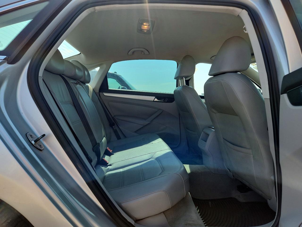 2012 Volkswagen Passat Se Gray vin: 1VWBP7A38CC048089