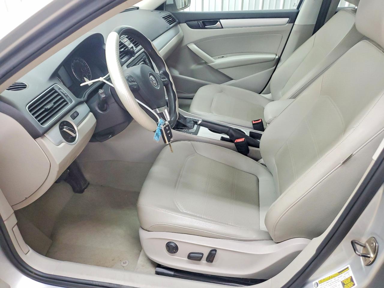 2013 Volkswagen Passat Se Серебряный vin: 1VWBP7A38DC013389